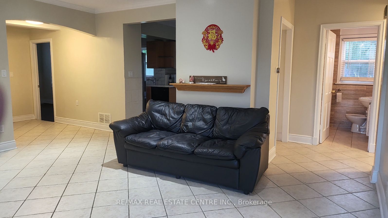 27 Hollywood Street N