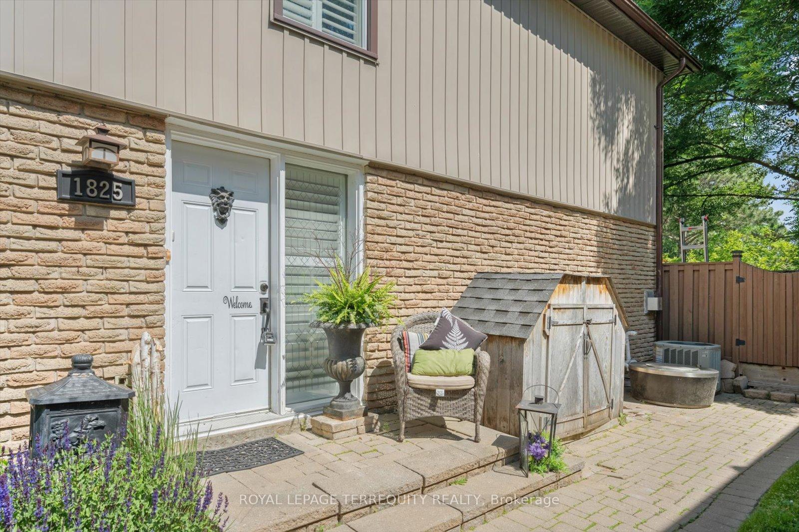 4 Bedrooms Condo at 1825 Hyde Mill, Mississauga For sale
