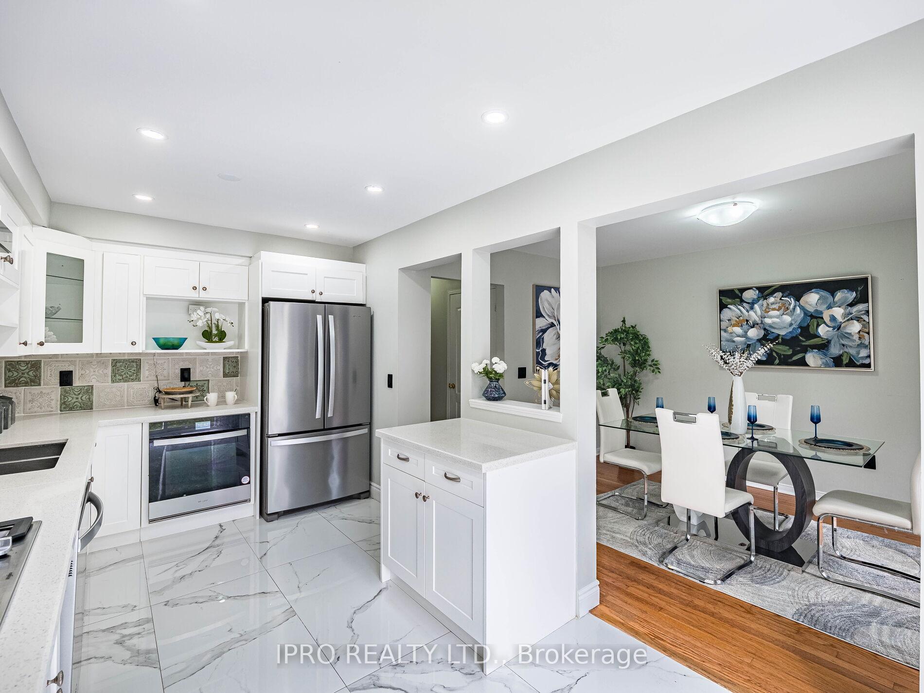 4 Bedrooms Condo at 833 Scollard, Mississauga For sale