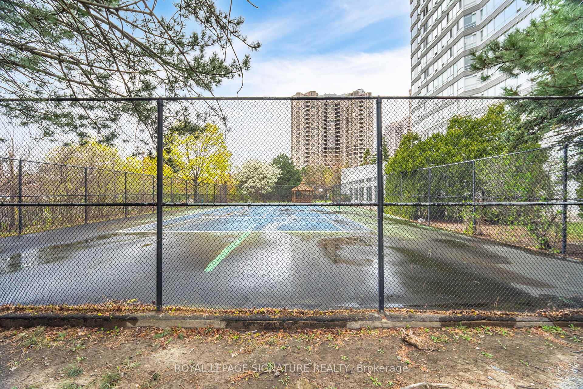 3 Bedrooms Condo at 50 Kingsbridge Garden, Mississauga For sale