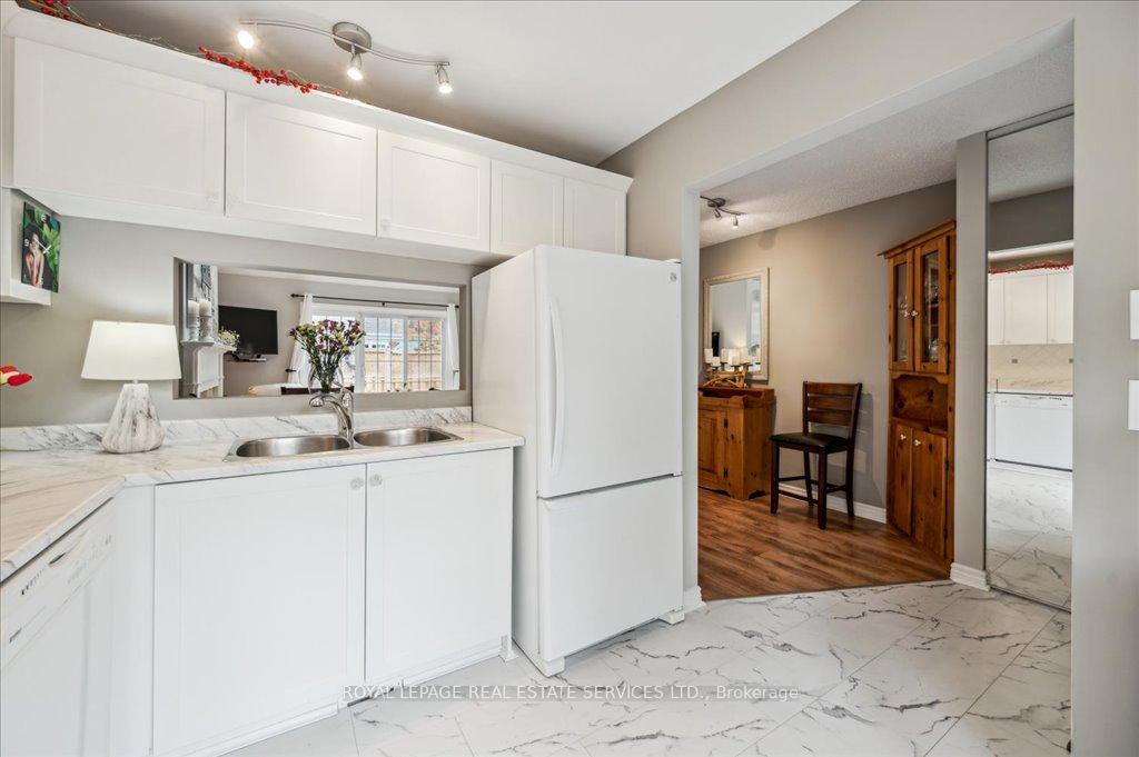 2 Bedrooms Condo at 1275 Maple Crossing, Burlington For sale