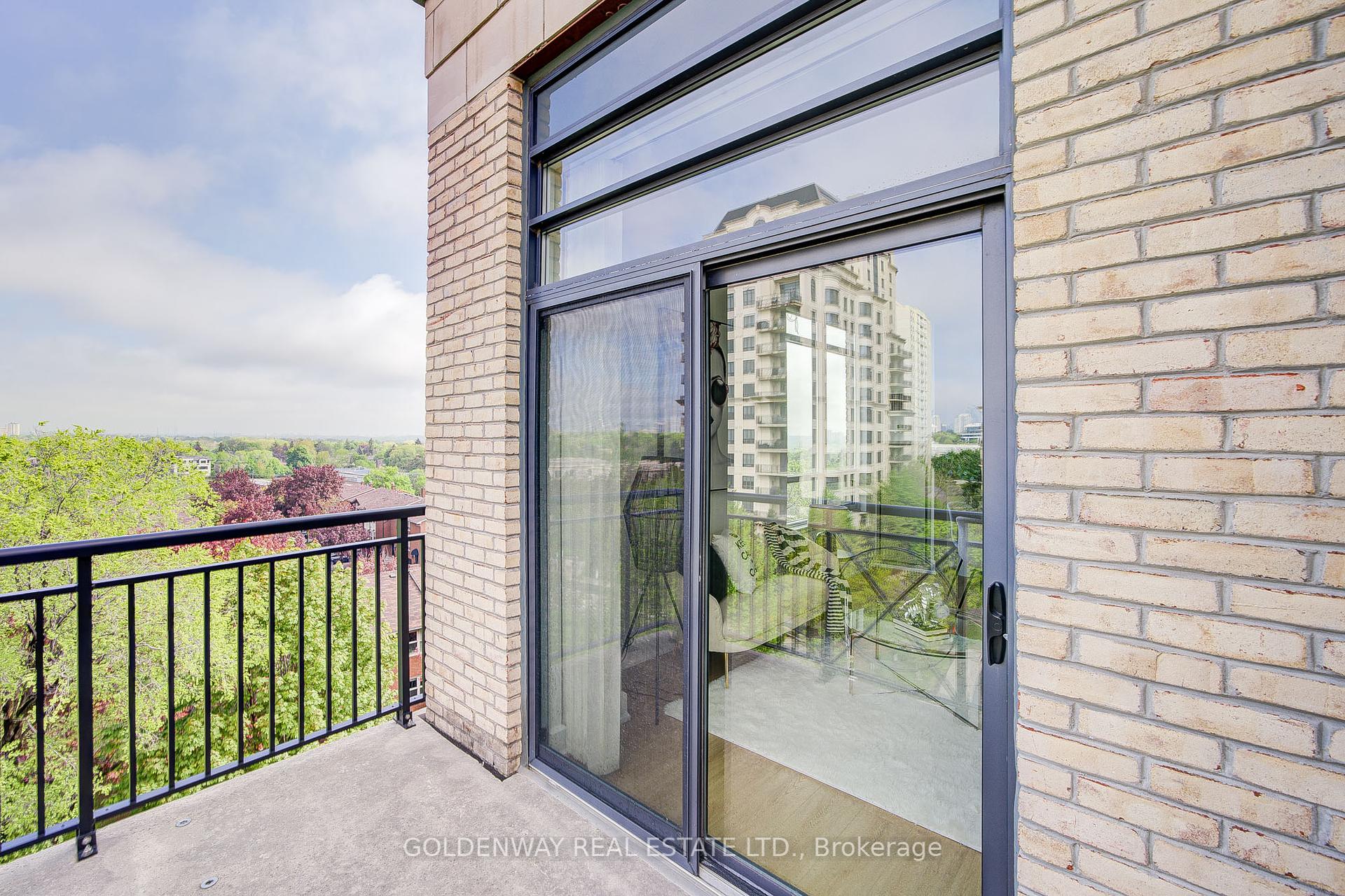 2 Bedrooms Condo at 676 Sheppard, Toronto For sale