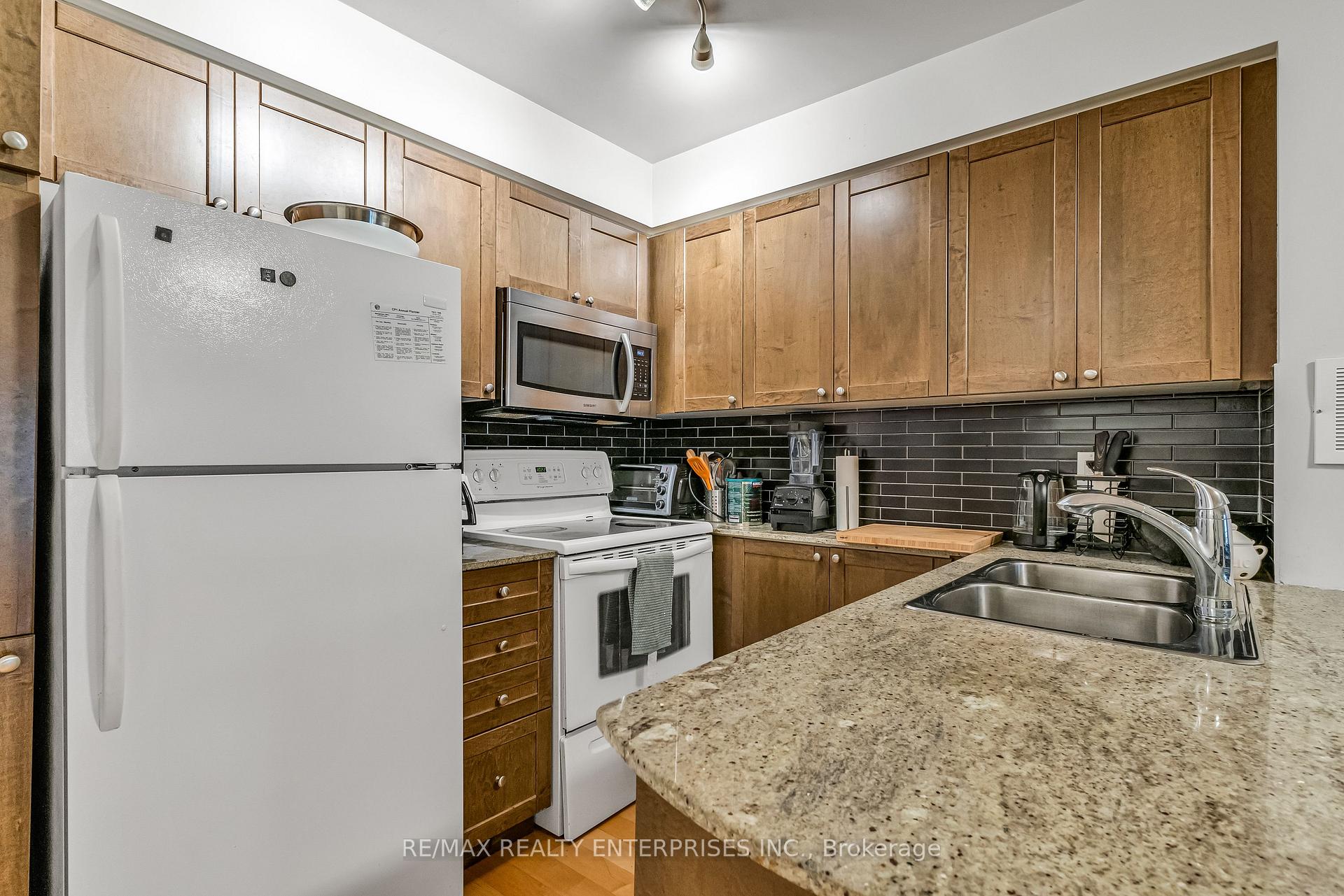 2 Bedrooms Condo at 763 Bay, Toronto For sale