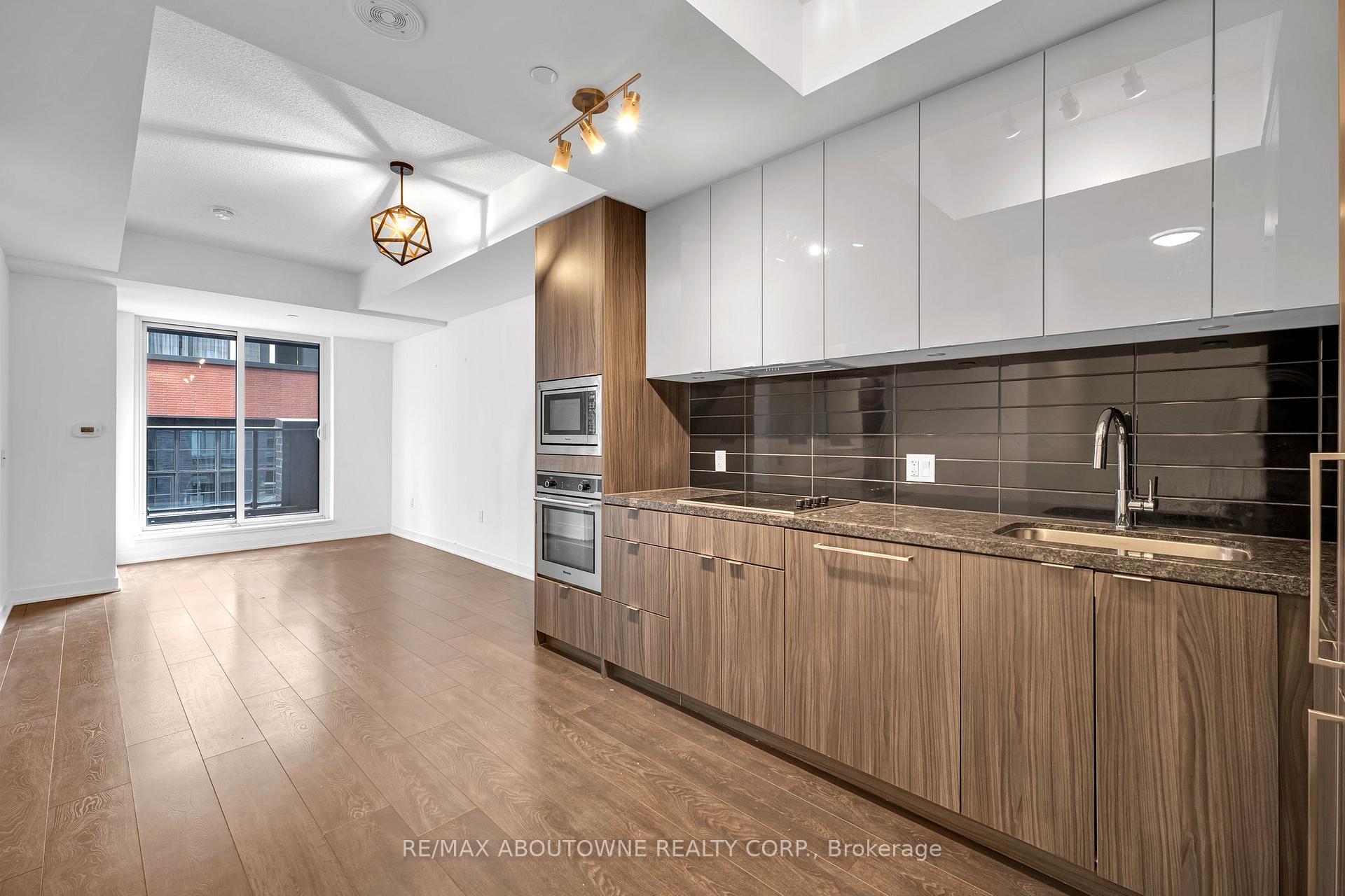 2 Bedrooms Condo at 115 Blue Jays, Toronto For sale