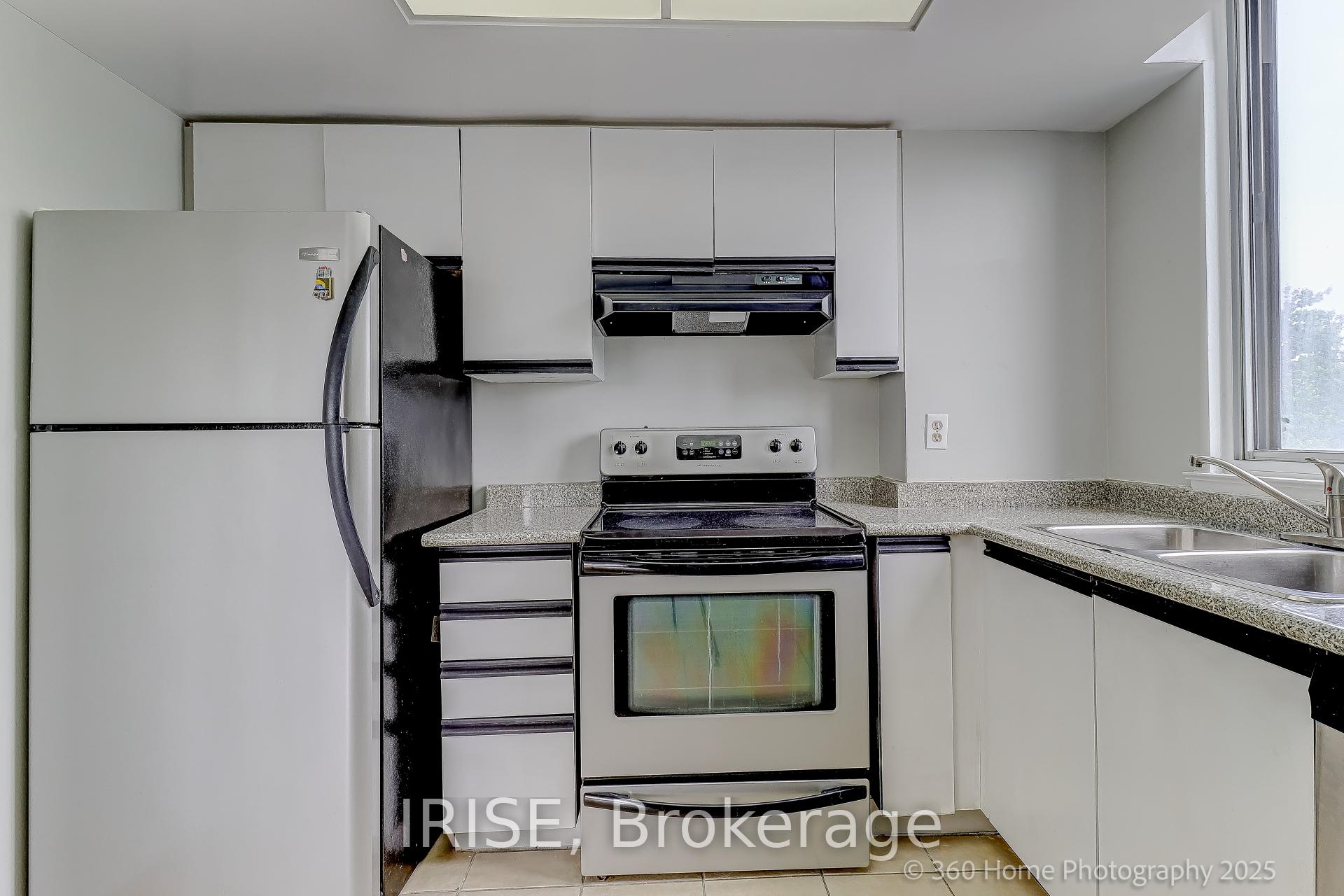 2 Bedrooms Condo at 1001 Cedarglen, Mississauga For sale