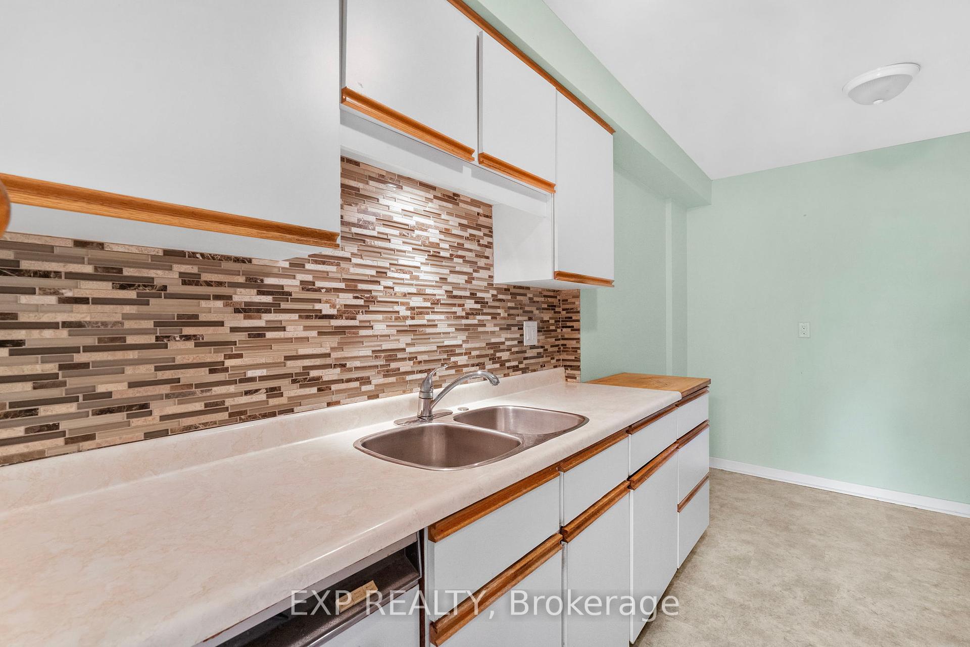 3 Bedrooms Condo at 108 Flaming Rose, Toronto For sale