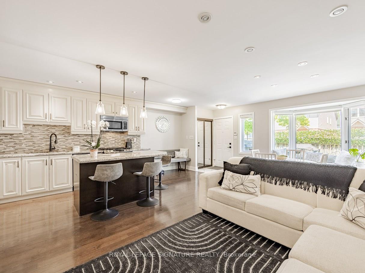 3 Bedrooms Condo at 1211 Parkwest, Mississauga For sale