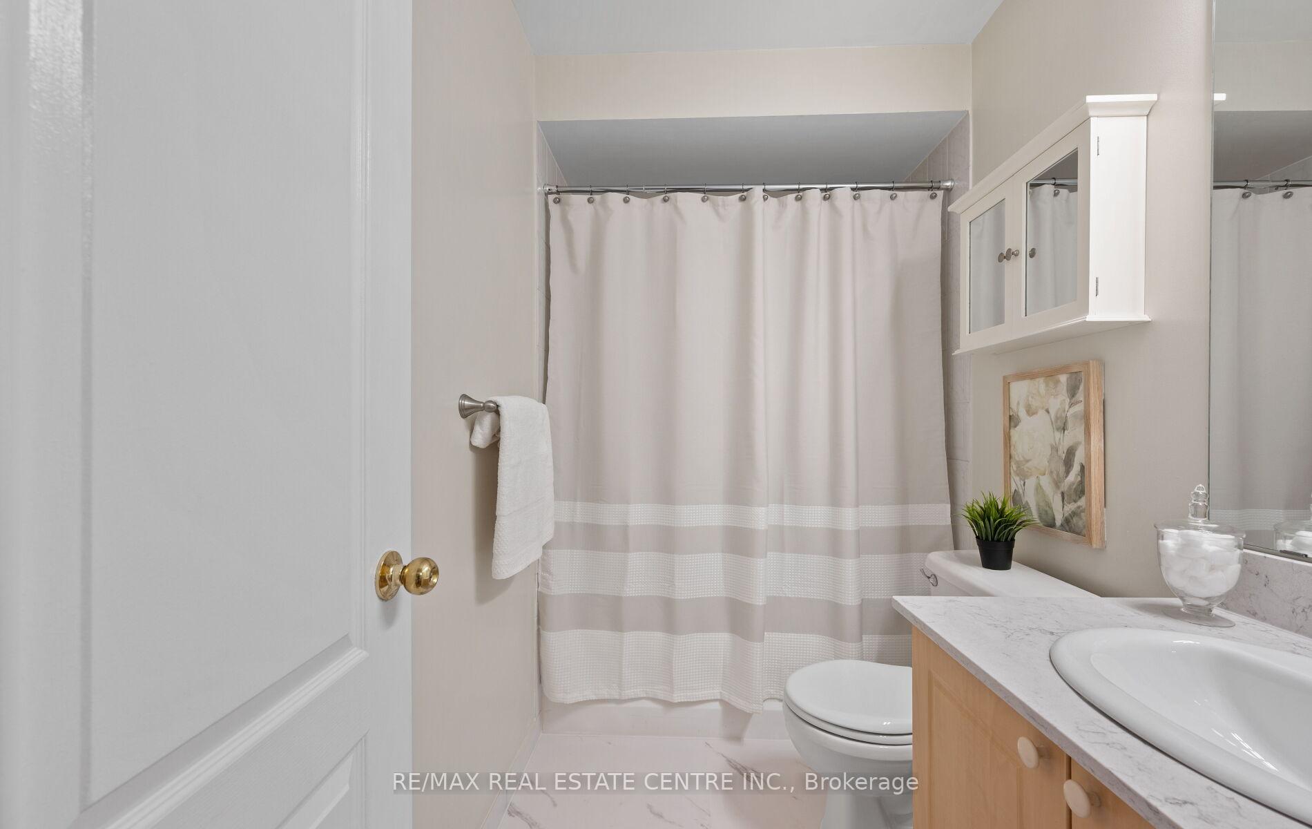 4 Bedrooms Condo at 5030 Heatherleigh, Mississauga For sale