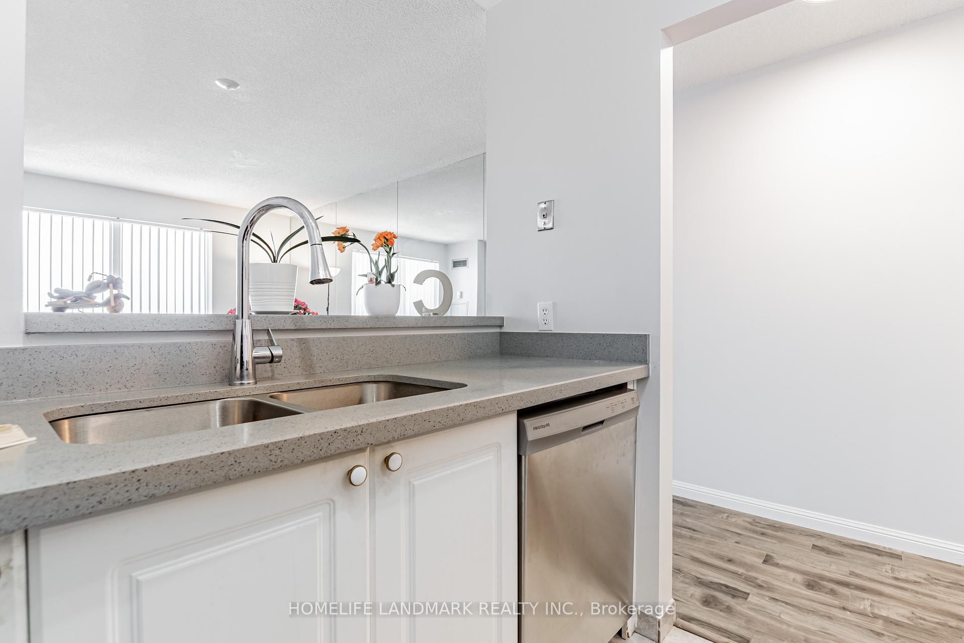 2 Bedrooms Condo at 1 Lee Centre, Toronto For sale