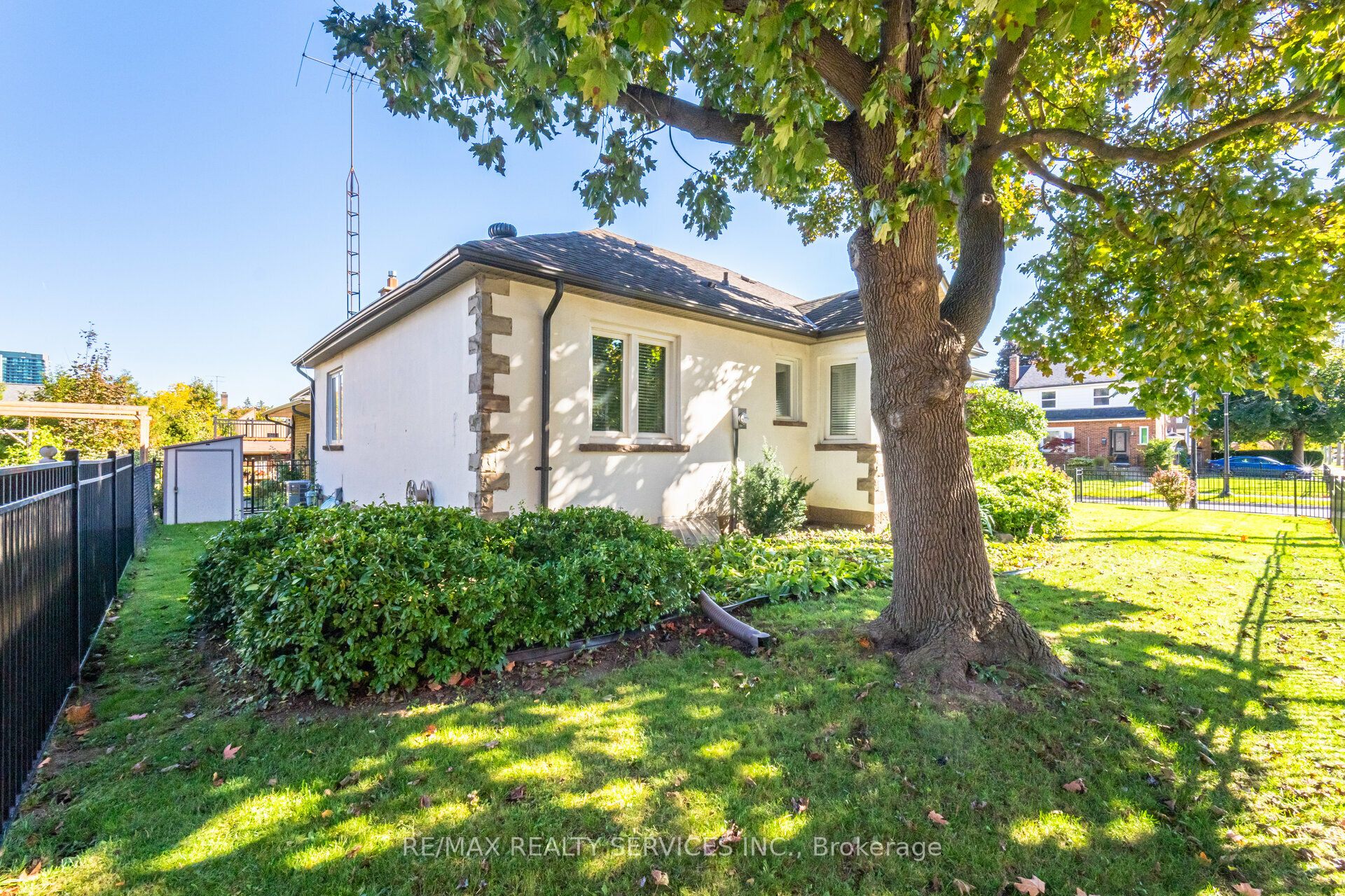 18 Wellington Street W