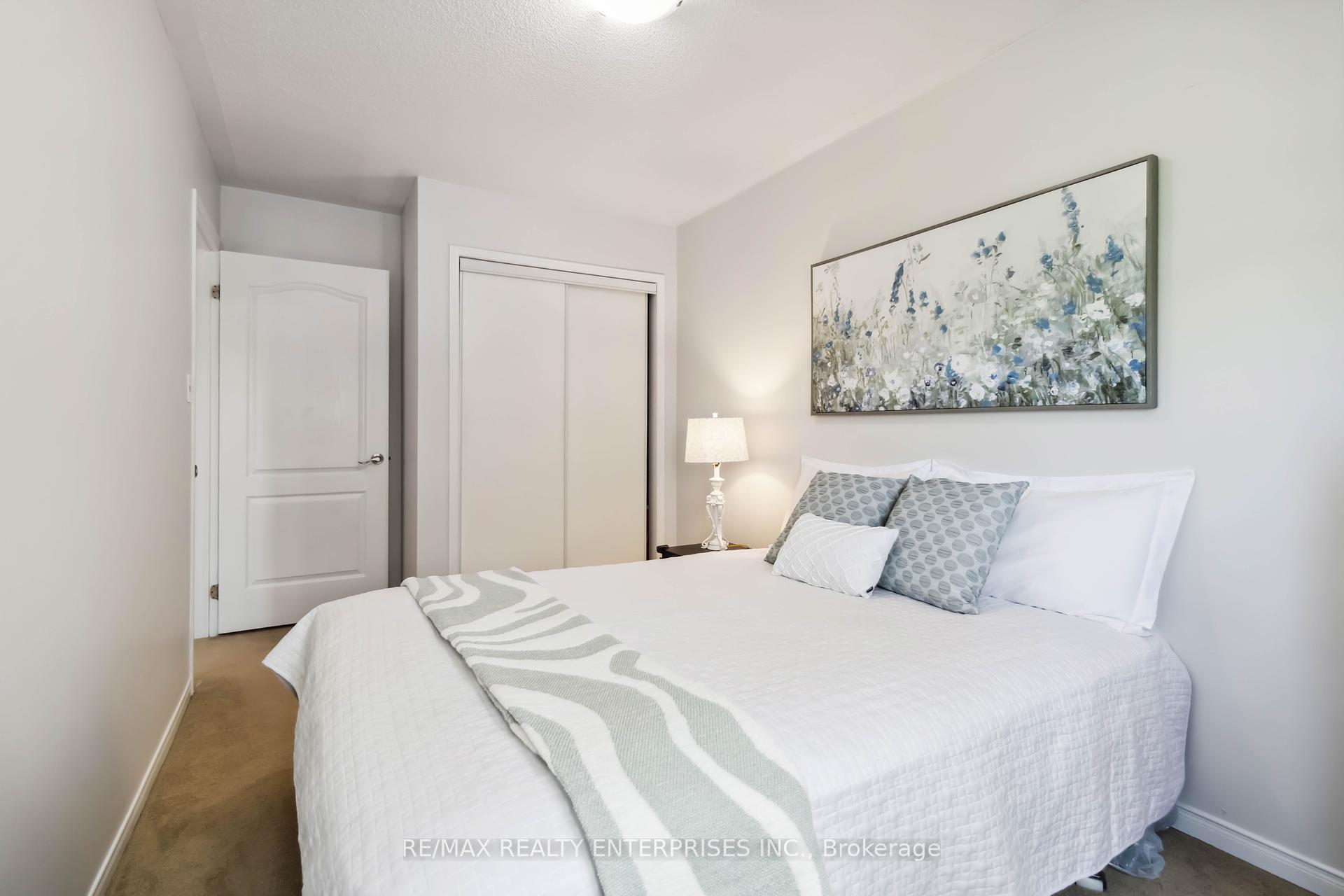 3 Bedrooms Condo at 1588 South Parade, Mississauga For sale