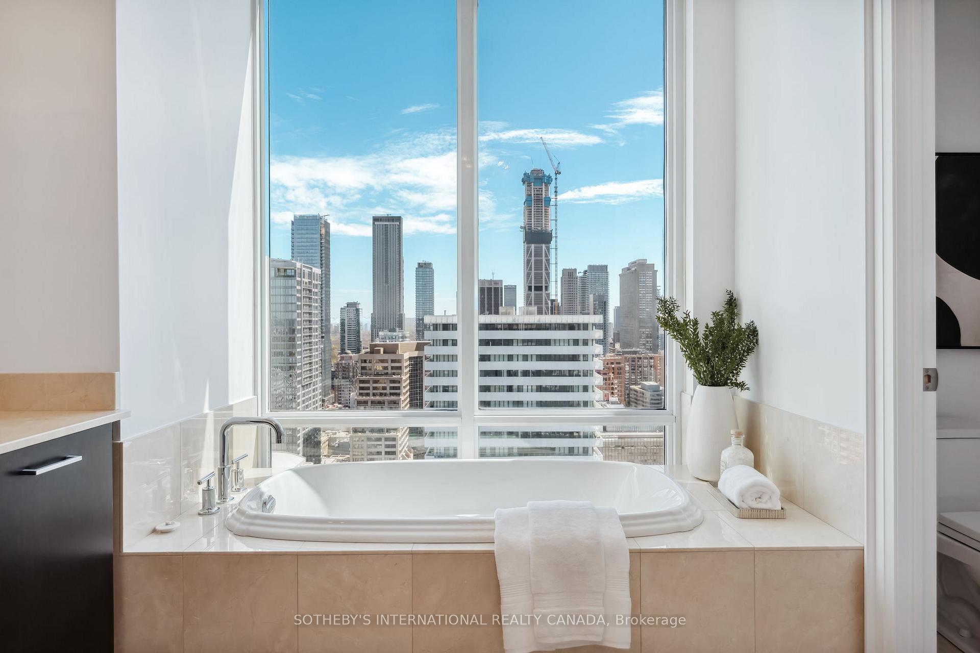 3 Bedrooms Condo at 1 Bedford, Toronto For sale