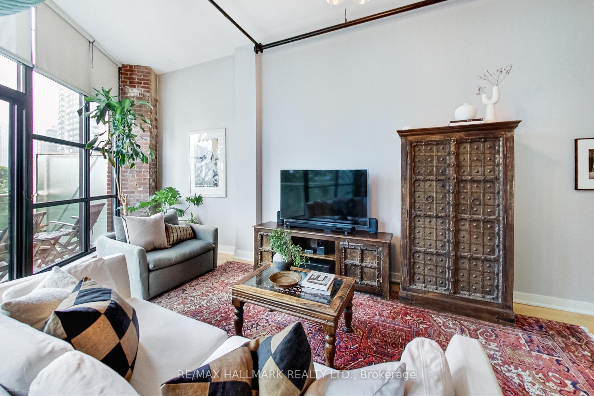 2 Bedrooms Condo at 43 Hanna, Toronto For sale