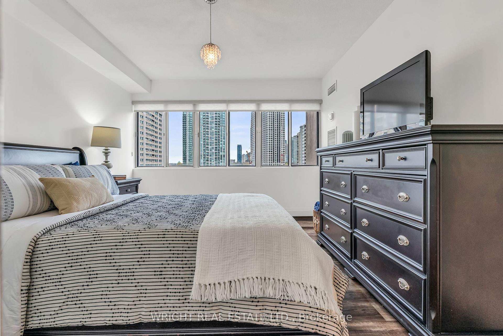 3 Bedrooms Condo at 1580 Mississauga Valley,  Mississauga For sale