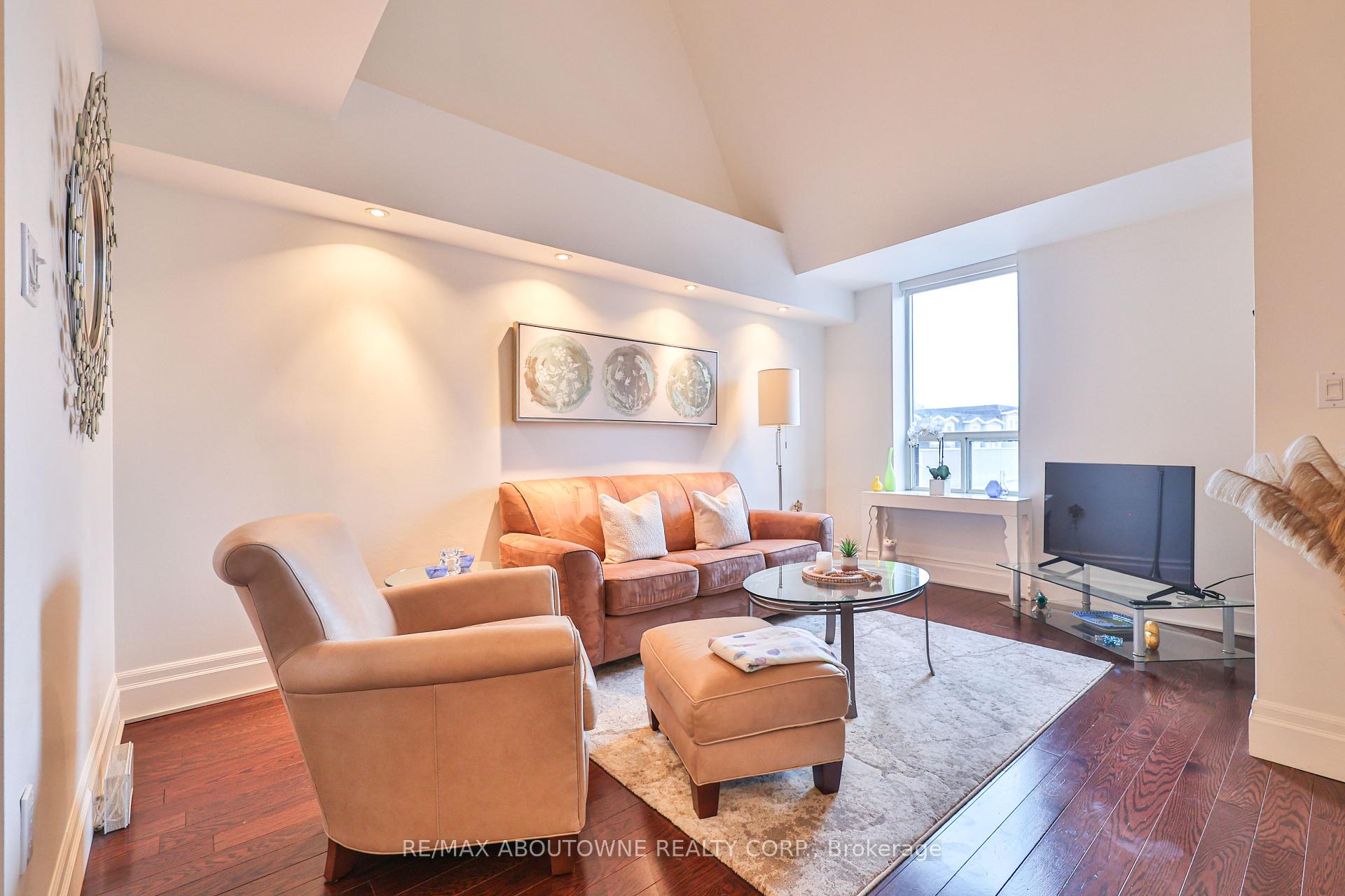 2 Bedrooms Condo at 185 Robinson, Oakville For sale
