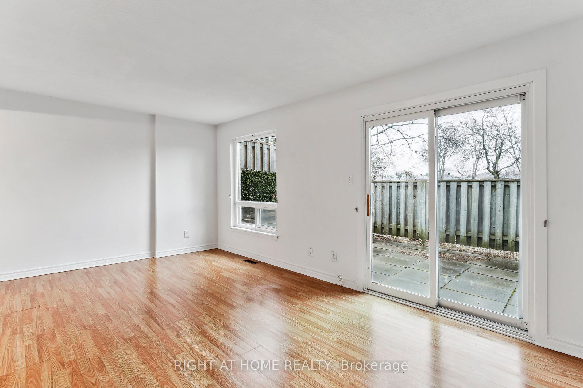 6 Bedrooms Condo at 44 Chester Le, Toronto For sale