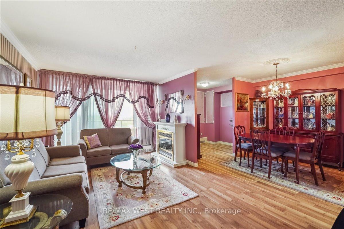 3 Bedrooms Condo at 15 Torrance, Toronto For sale