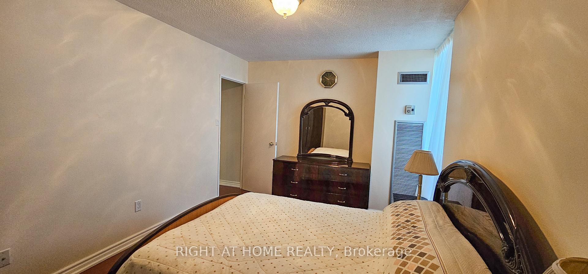3 Bedrooms Condo at 75 Graydon Hall,  Toronto For sale