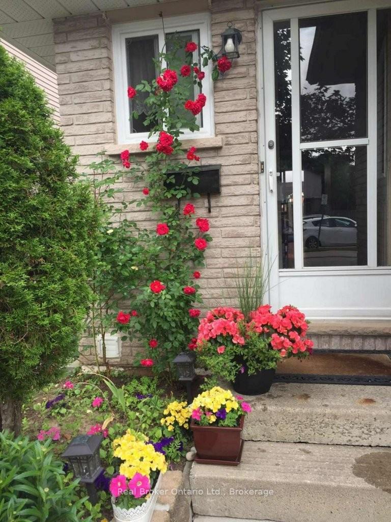 3 Bedrooms Condo at 610 Barton,  Hamilton For sale