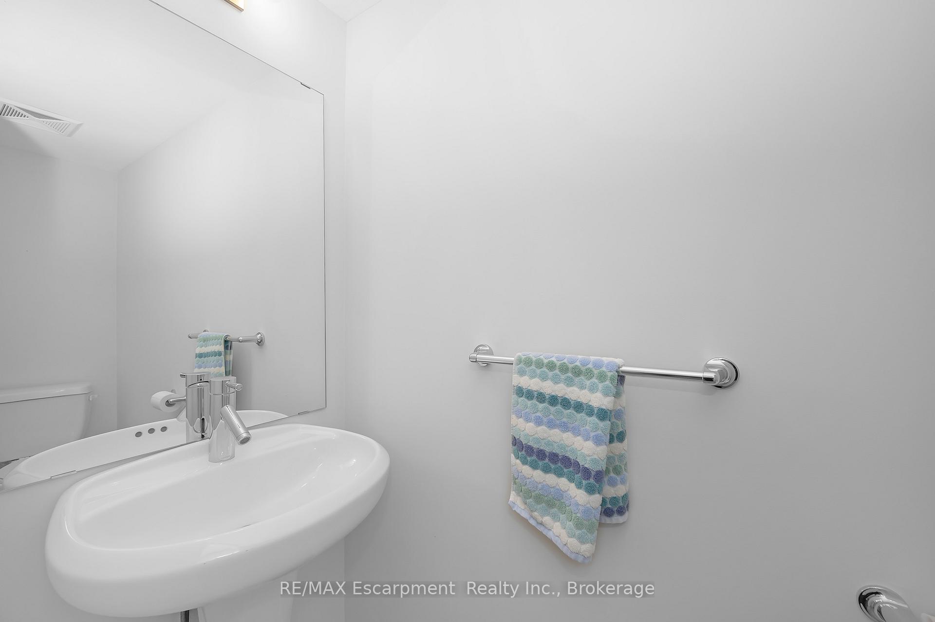 2 Bedrooms Condo at 1940 Ironstone, Burlington For sale