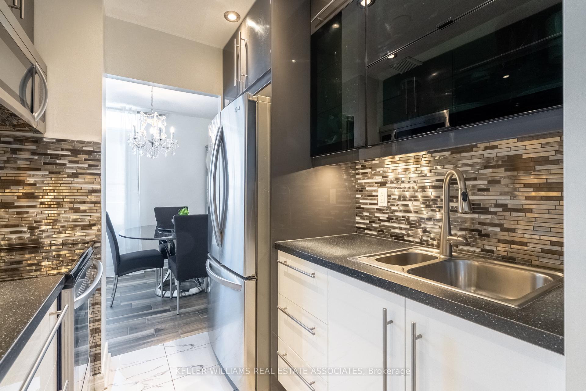 2 Bedrooms Condo at 3145 Queen Frederica, Mississauga For sale