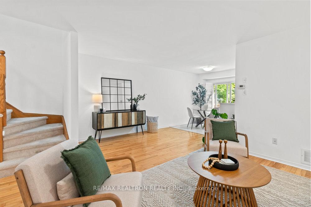 4 Bedrooms Condo at 31 Treeland, Toronto For sale