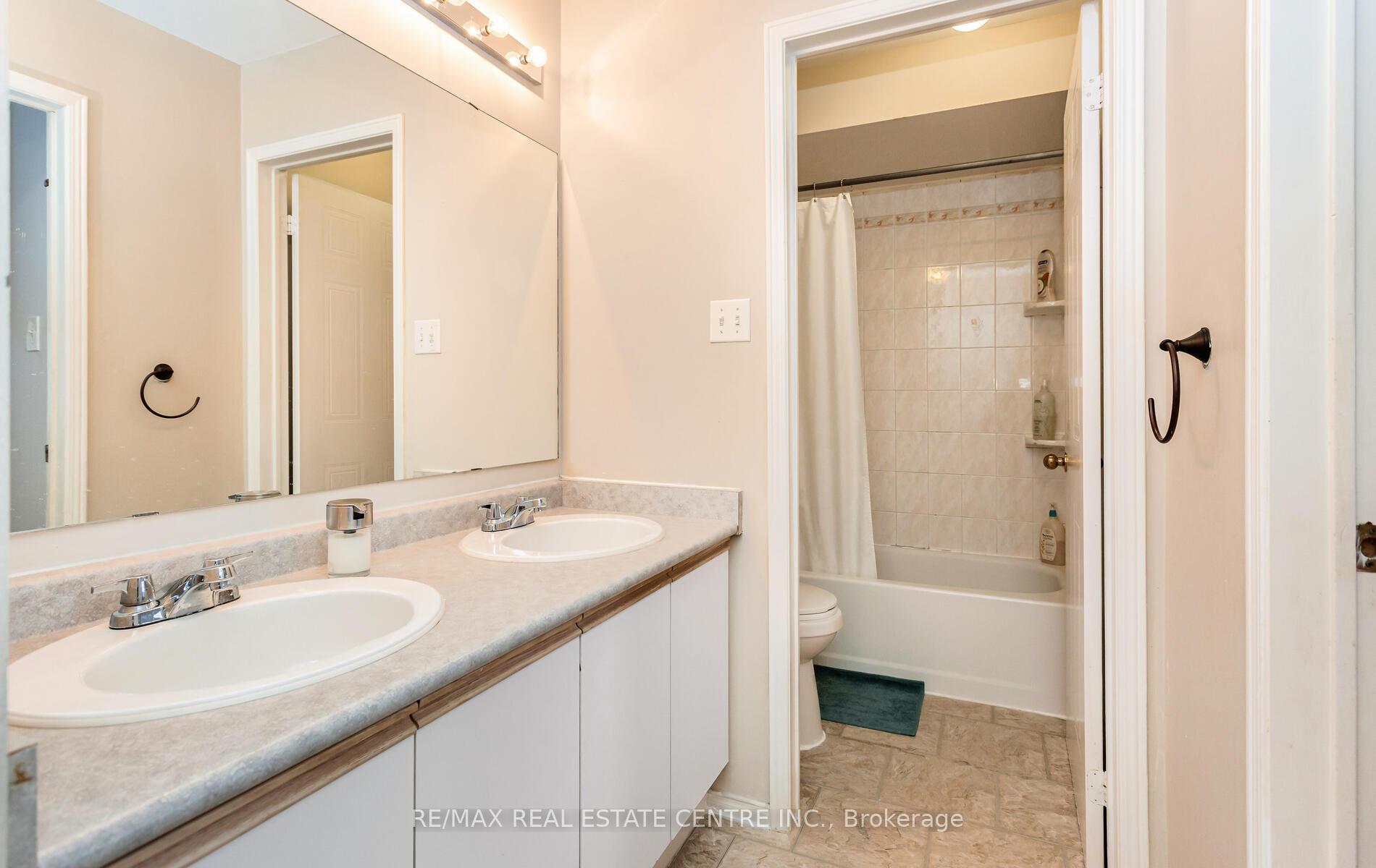 3 Bedrooms Condo at 45 Bristol,  Mississauga For sale