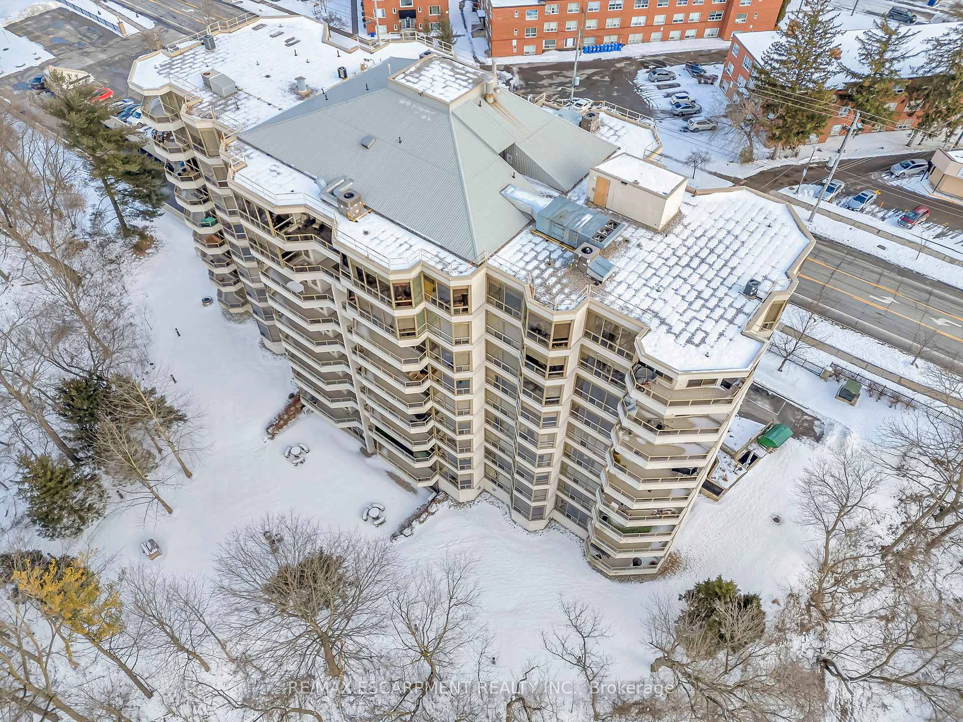 2 Bedrooms Condo at 1770 Main,  Hamilton For sale