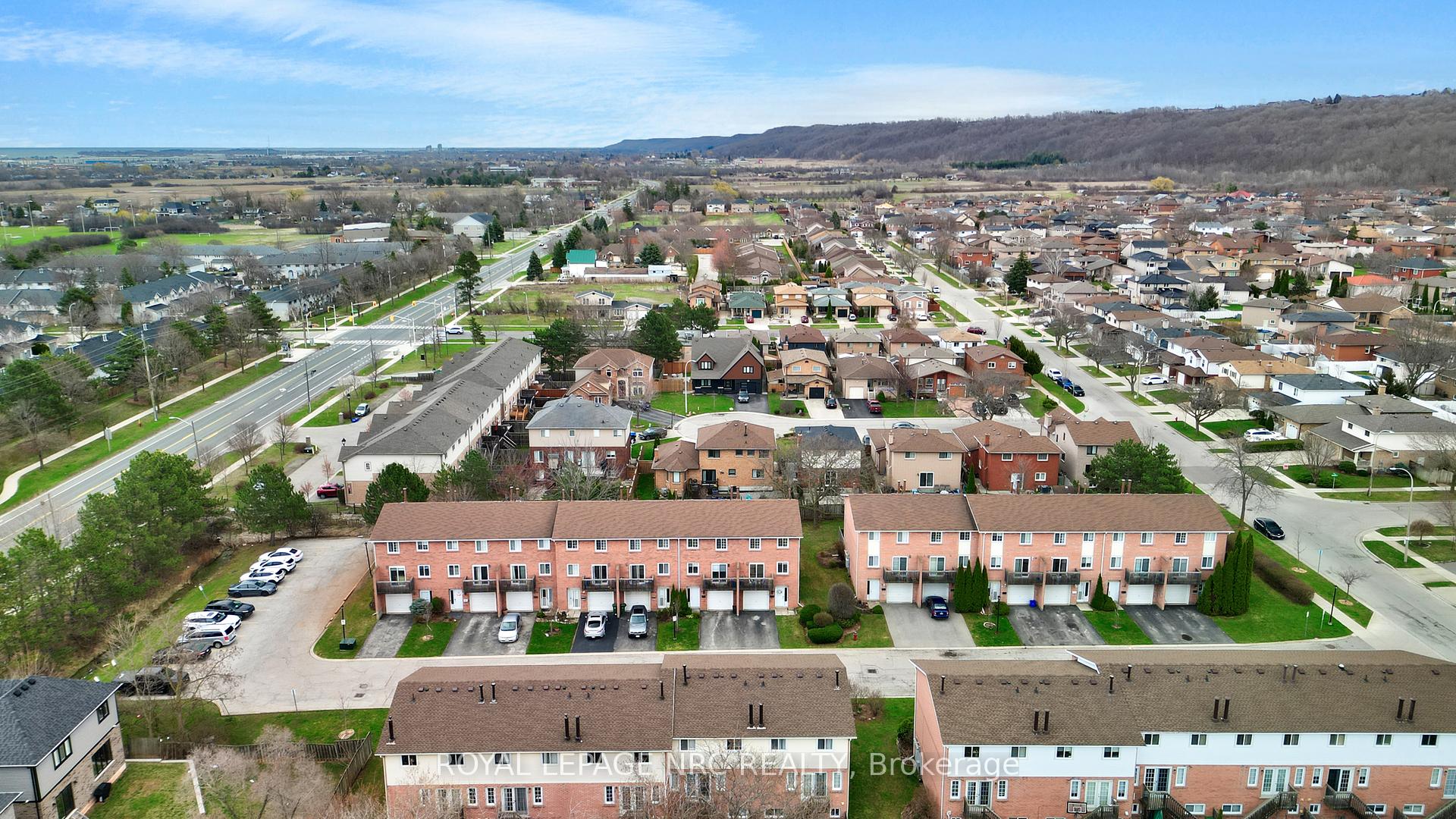 3 Bedrooms Condo at 29 Heritage, Hamilton For sale