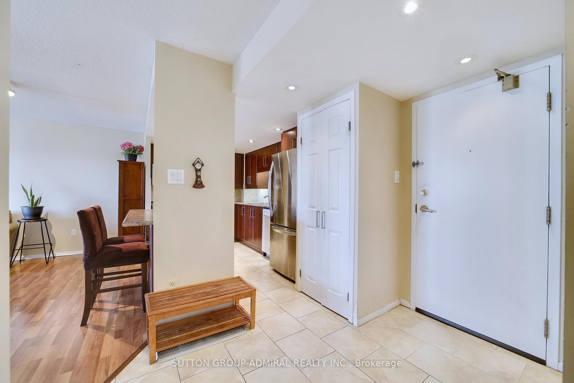 2 Bedrooms Condo at 2091 Hurontario, Mississauga For sale