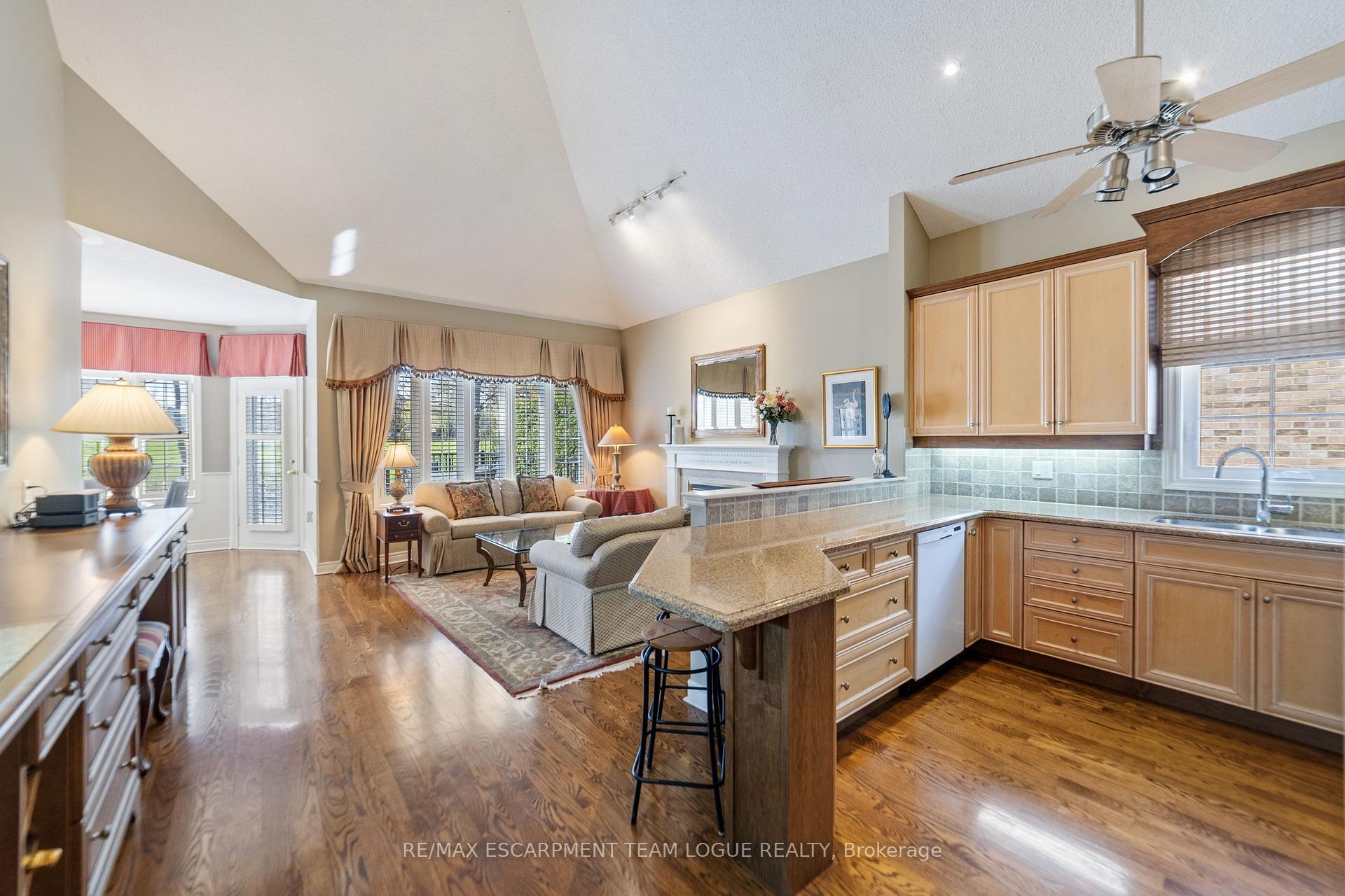 3 Bedrooms Semi-Detached at 4144 STONEBRIDGE,  Burlington For sale