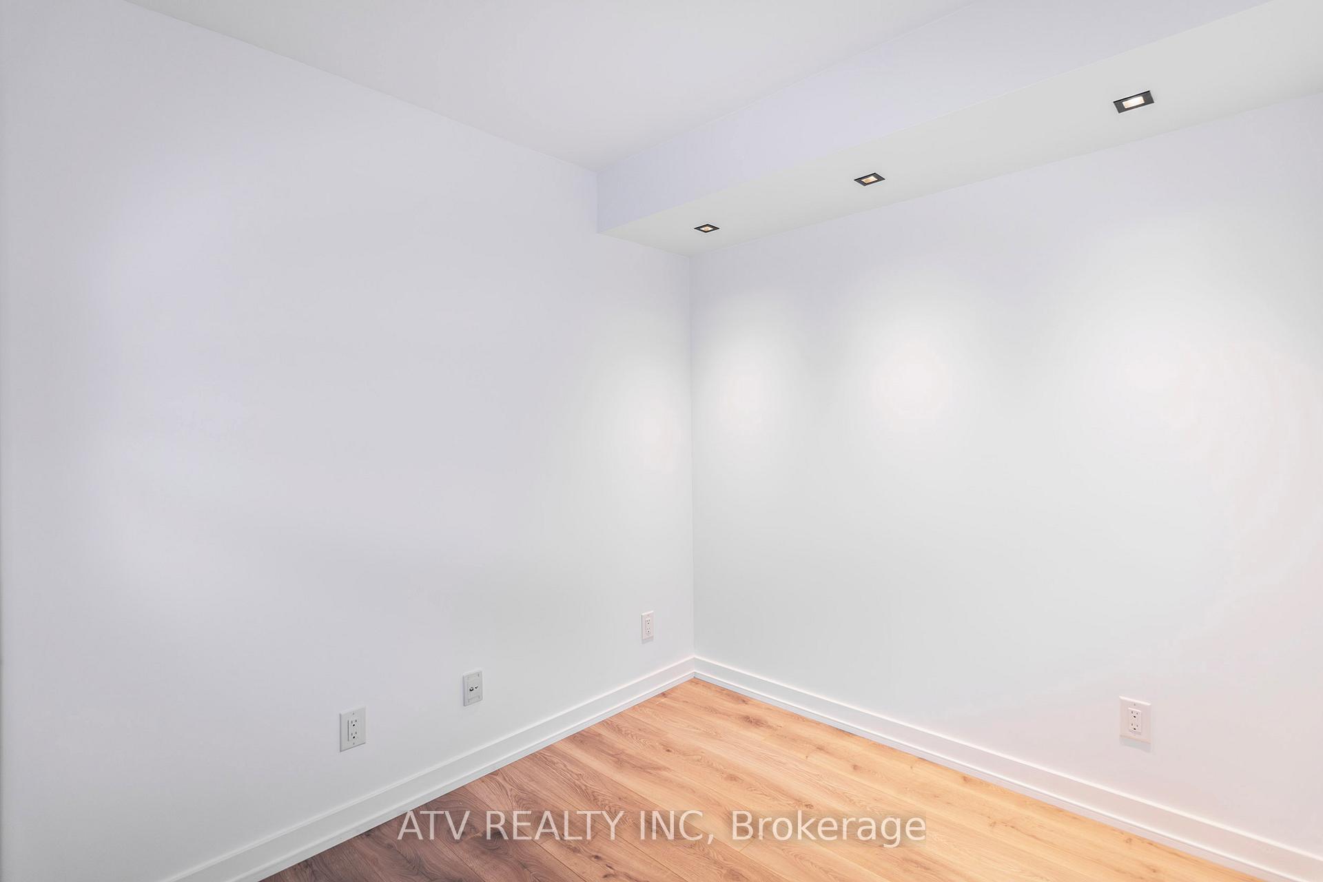 2 Bedrooms Condo at 160 Flemington, Toronto For sale