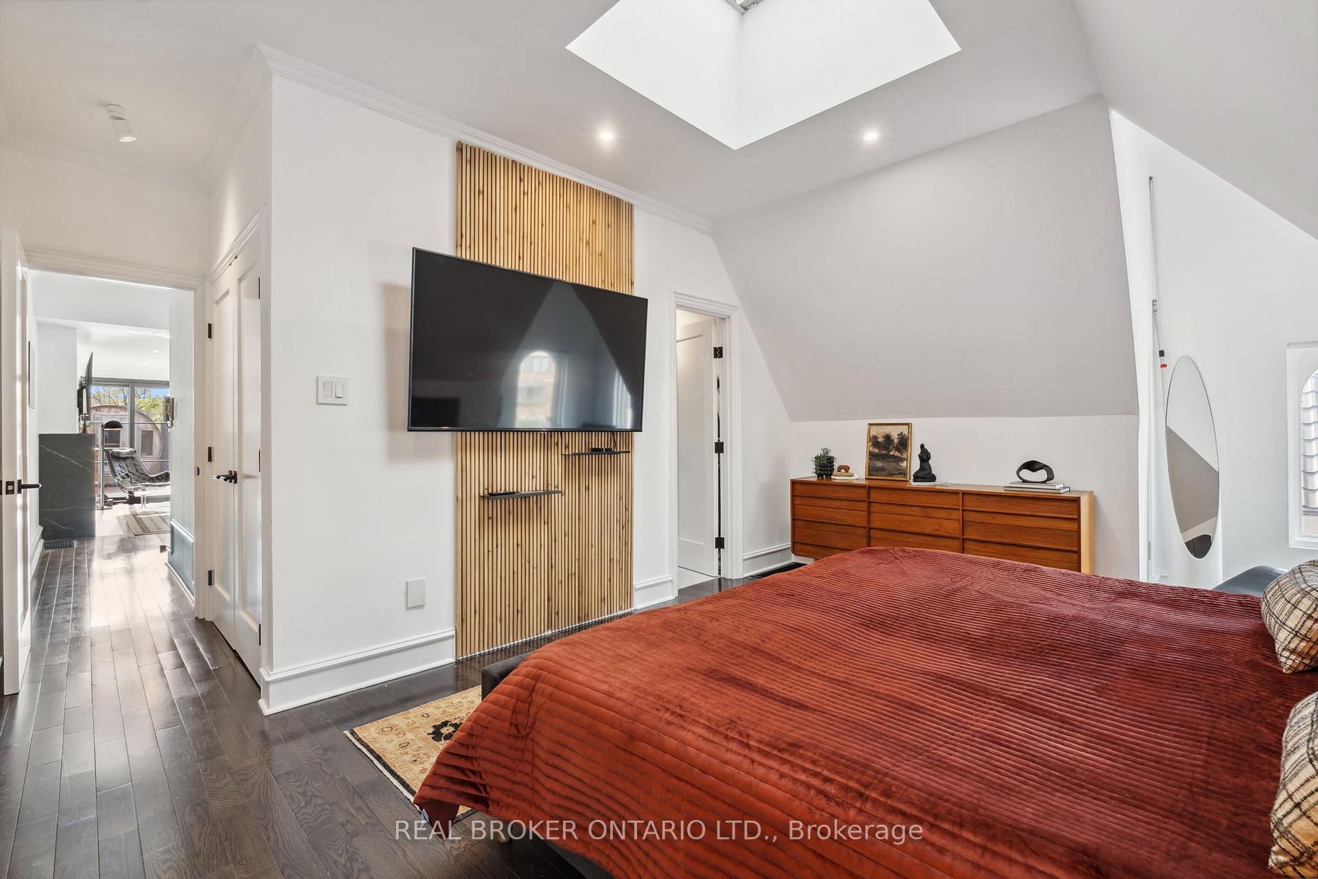 2 Bedrooms Condo at 300 Avenue, Toronto For sale