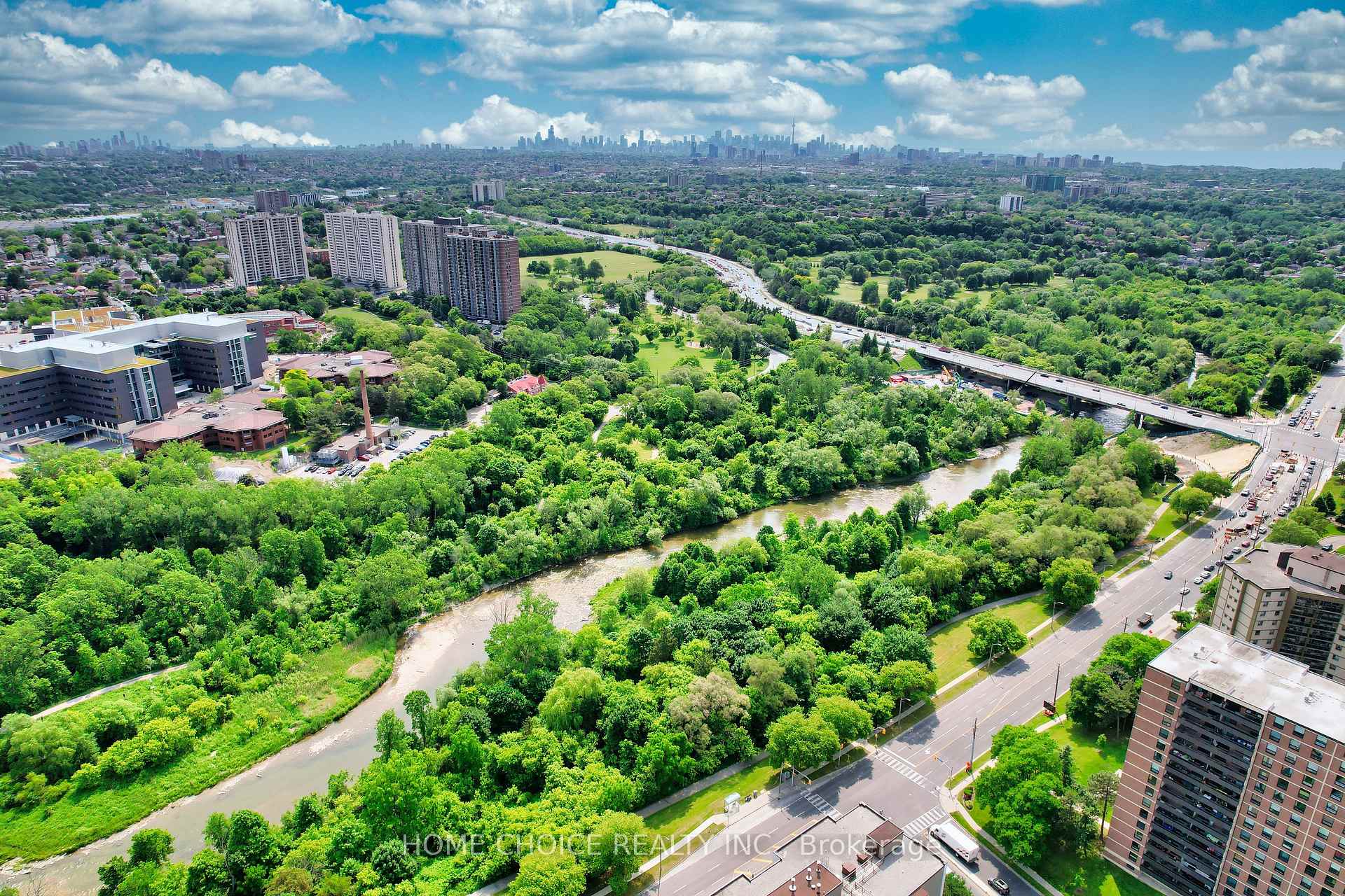 3 Bedrooms Condo at 15 La Rose, Toronto For sale