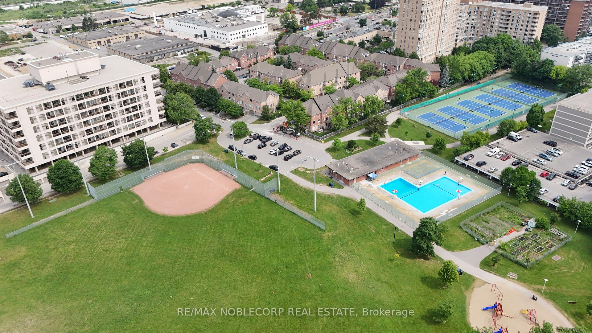 4 Bedrooms Condo at 17 Overlea, Toronto For sale