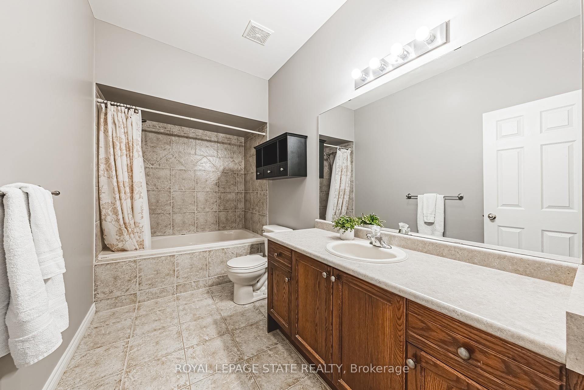 2 Bedrooms Condo at 130 Southbrook, Hamilton For sale