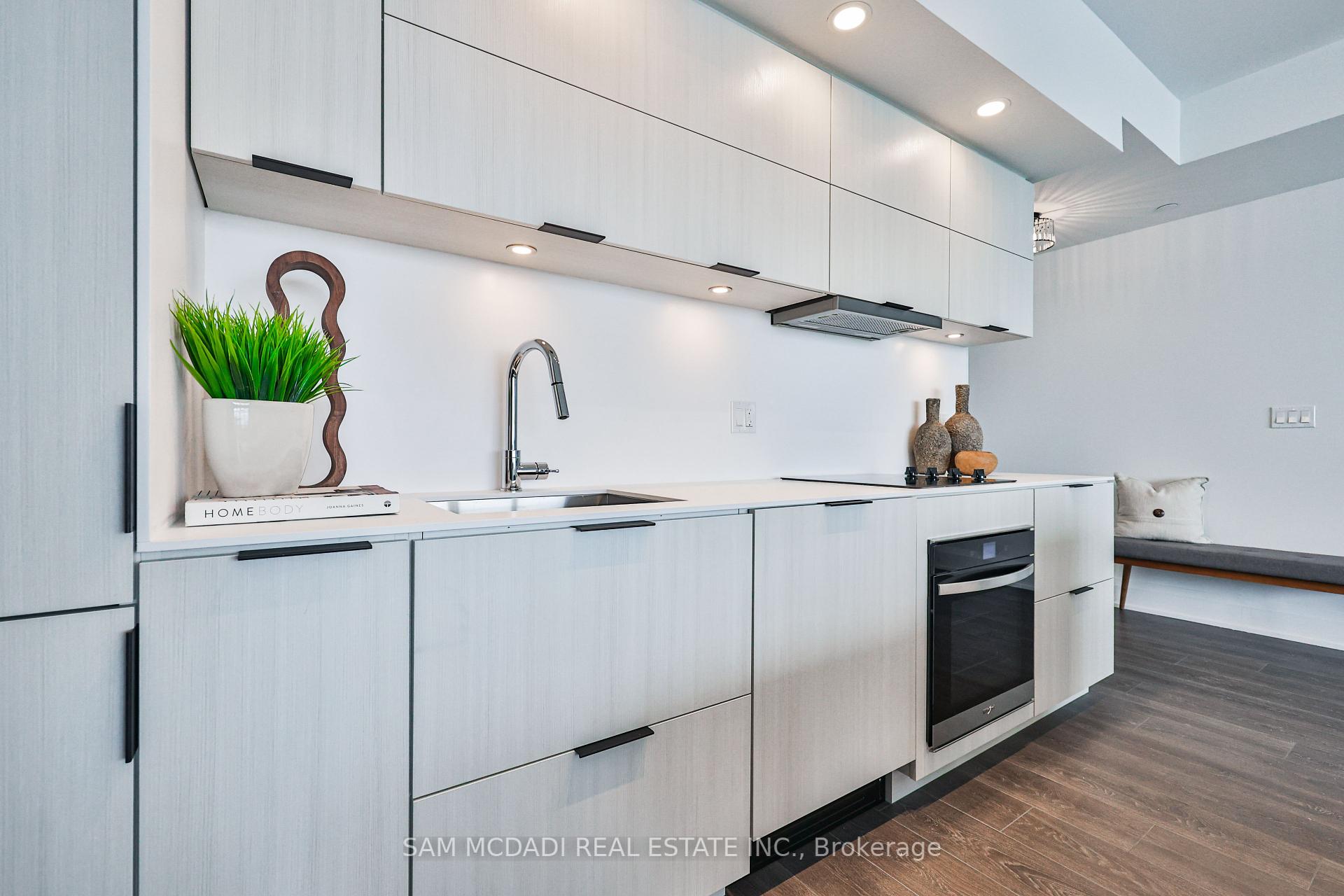 3 Bedrooms Condo at 370 Martha, Burlington For sale