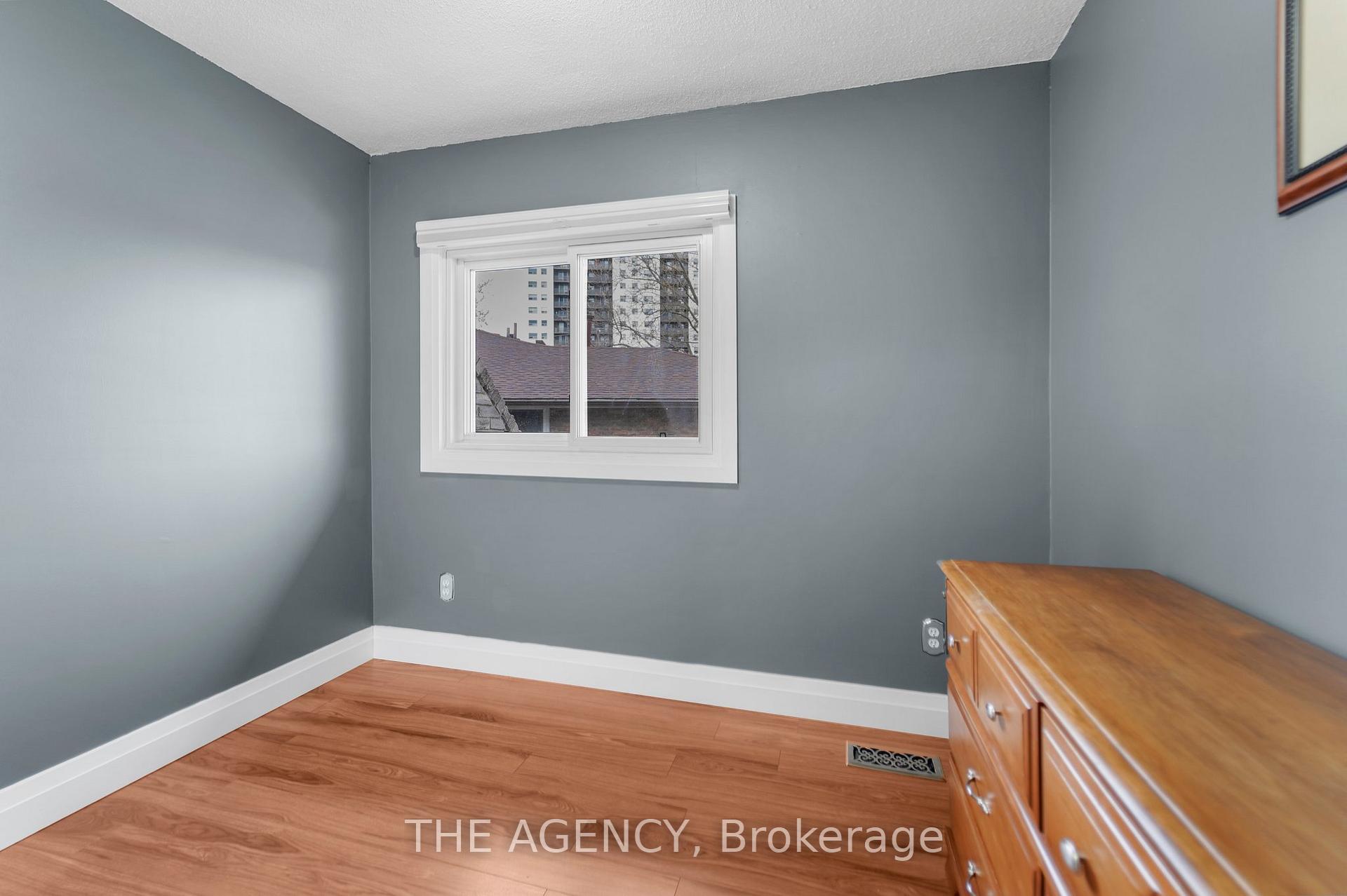 3 Bedrooms Condo at 965 Francis, Burlington For sale
