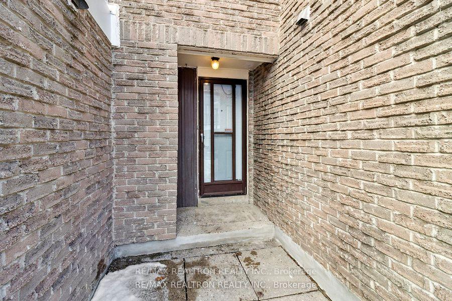 3 Bedrooms Condo at 44 Chester Le, Toronto For sale