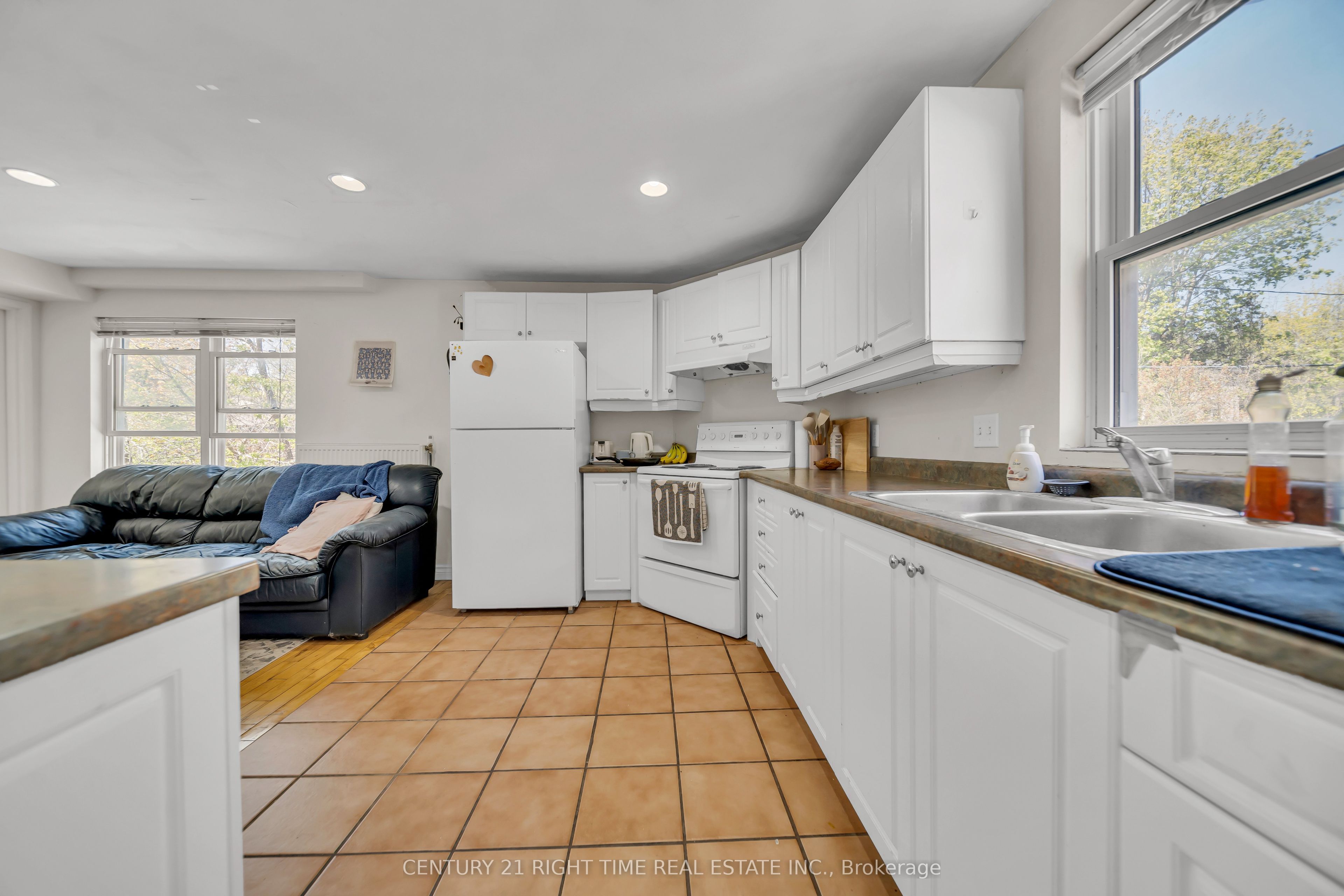 24 Columbia Street W