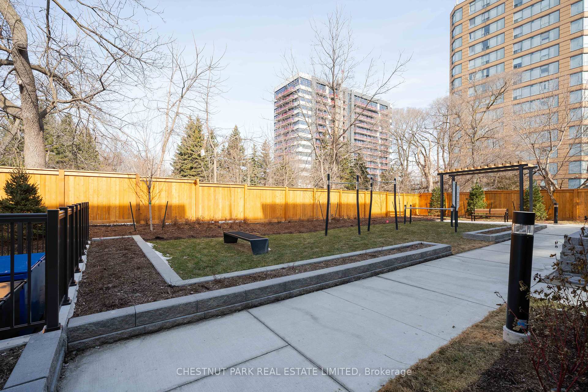 2 Bedrooms Condo at 4045 Hickory, Mississauga For sale
