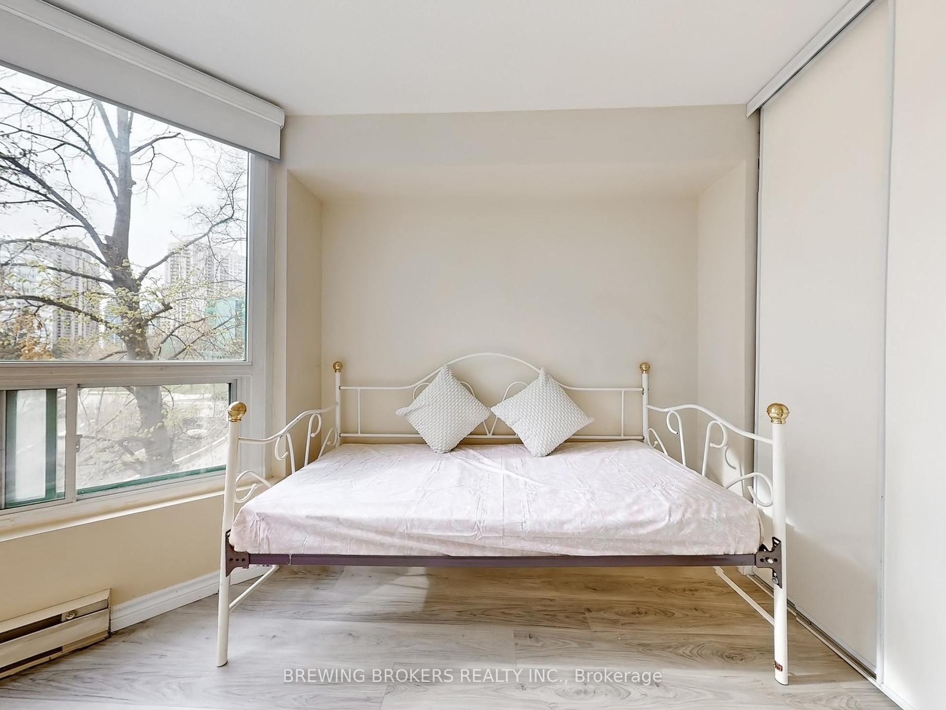 3 Bedrooms Condo at 4450 Tucana, Mississauga For sale
