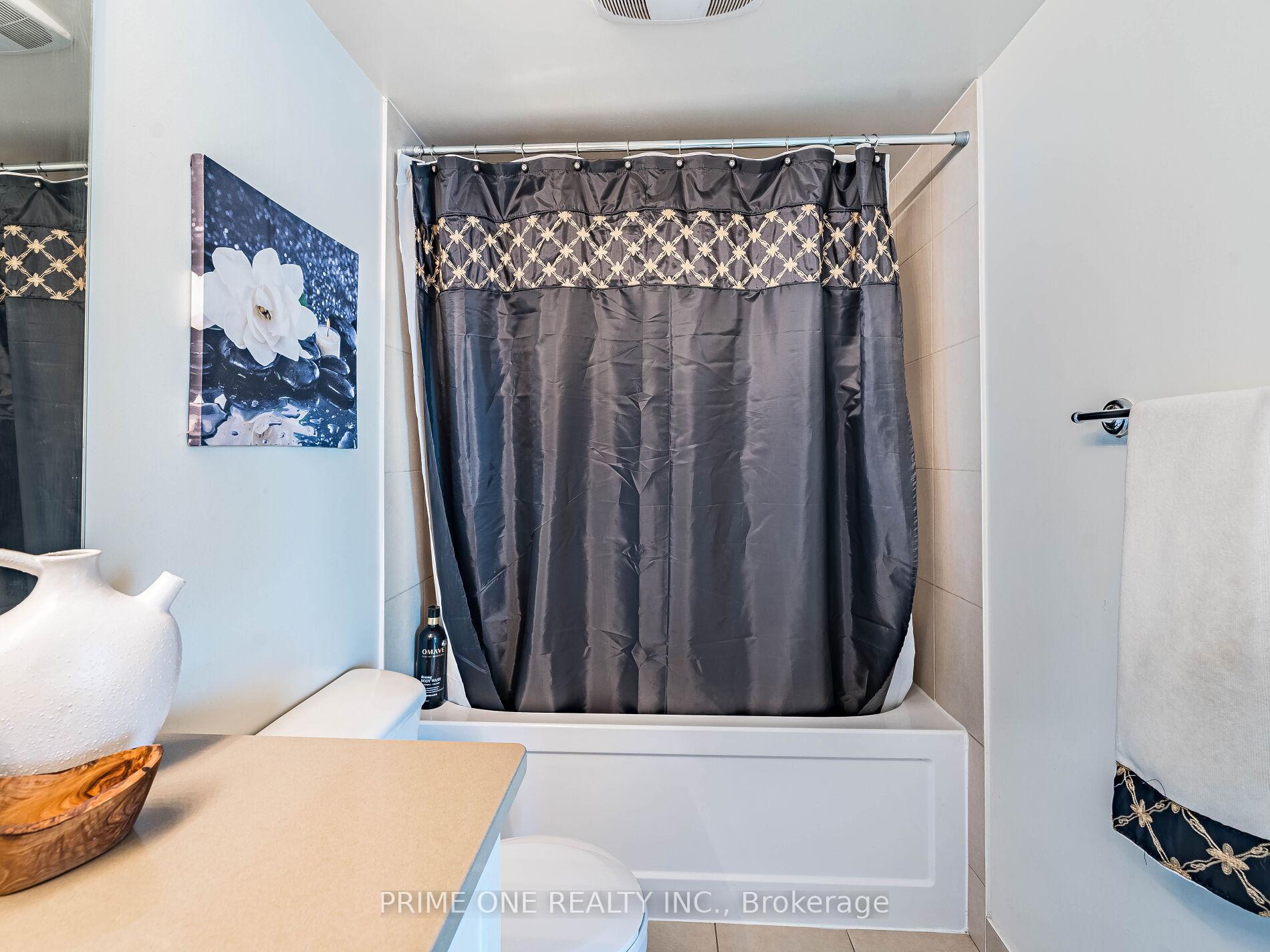 2 Bedrooms Condo at 88 Grangeway, Toronto For sale