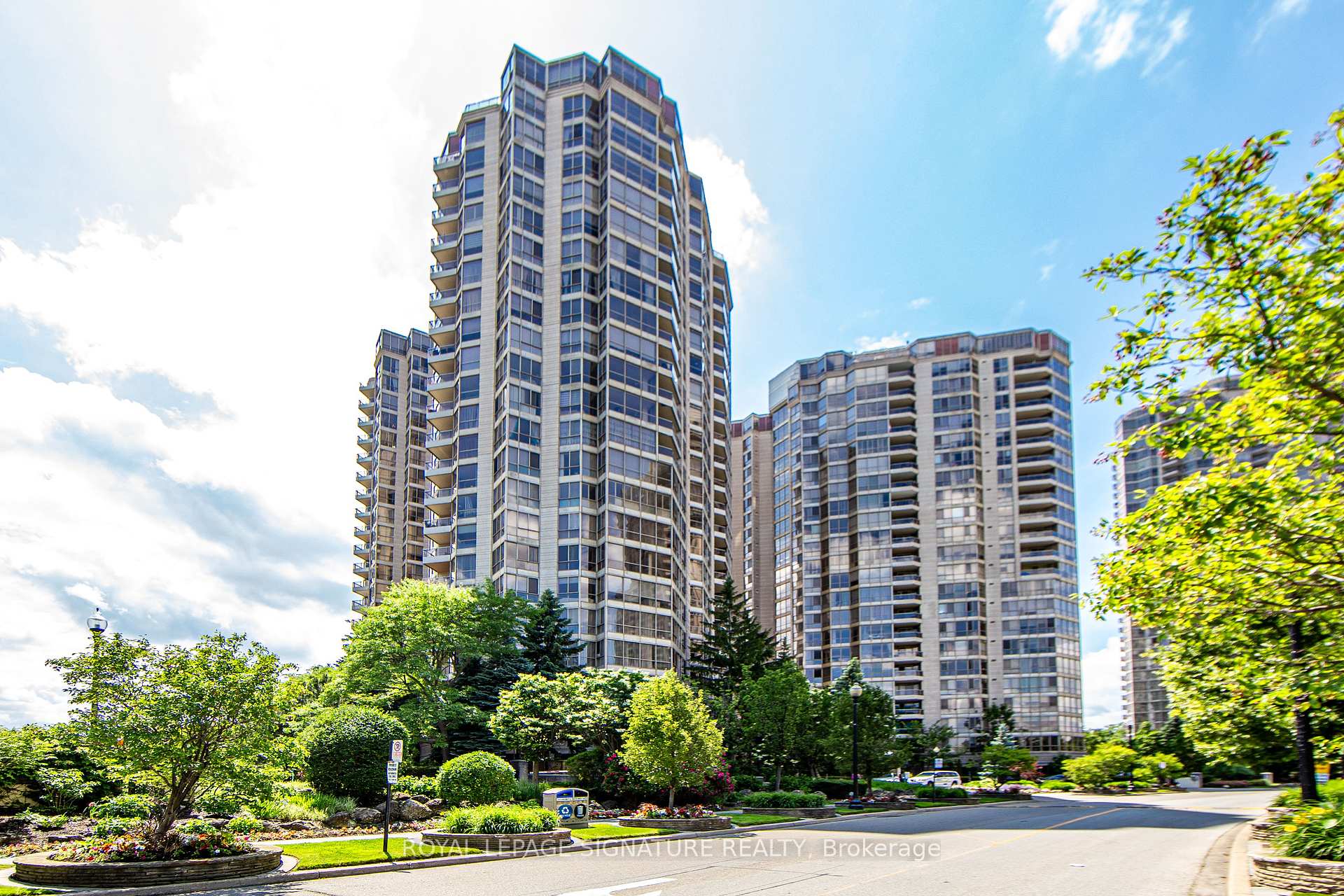 3 Bedrooms Condo at 55 Kingsbridge Garden, Mississauga For sale