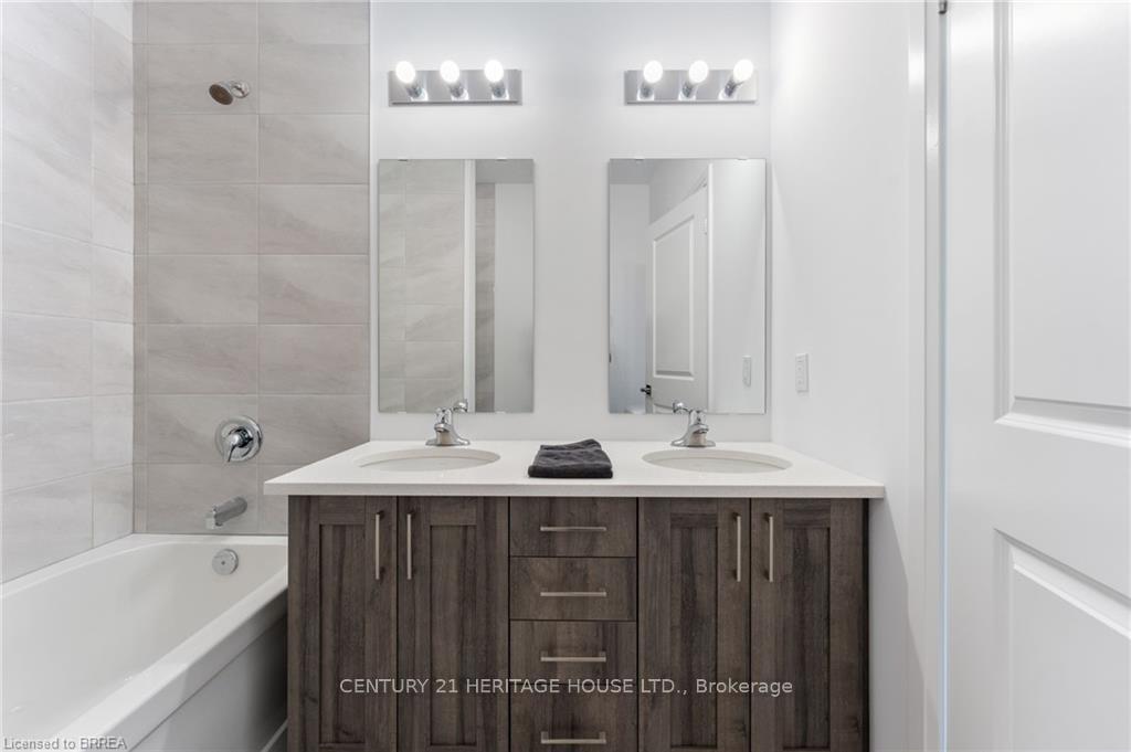 3 Bedrooms Condo at 5 Hamilton, Hamilton For sale