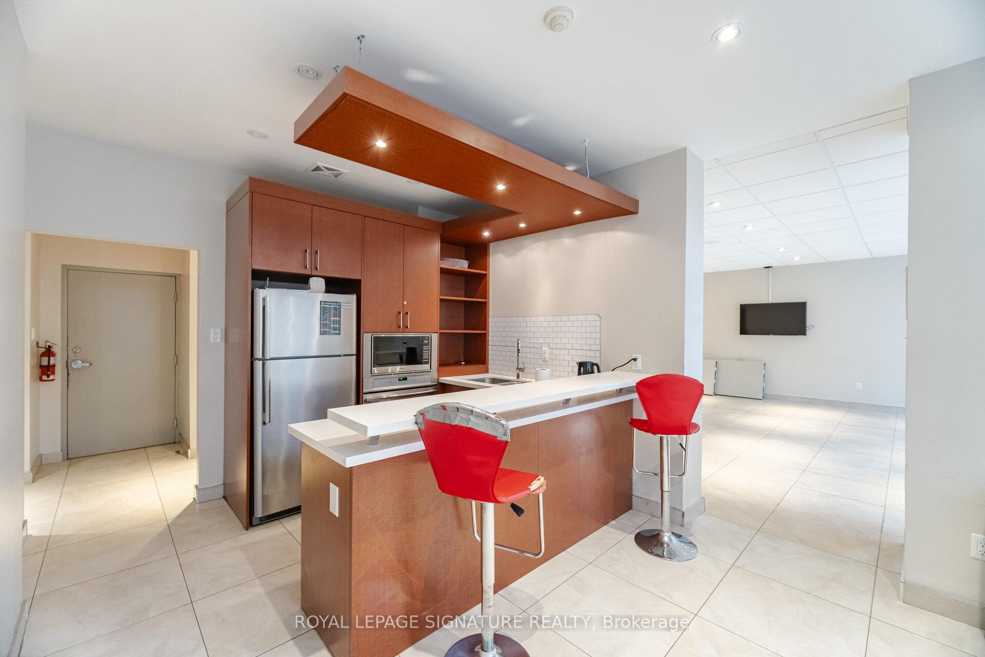 3 Bedrooms Condo at 50 Kingsbridge Garden, Mississauga For sale