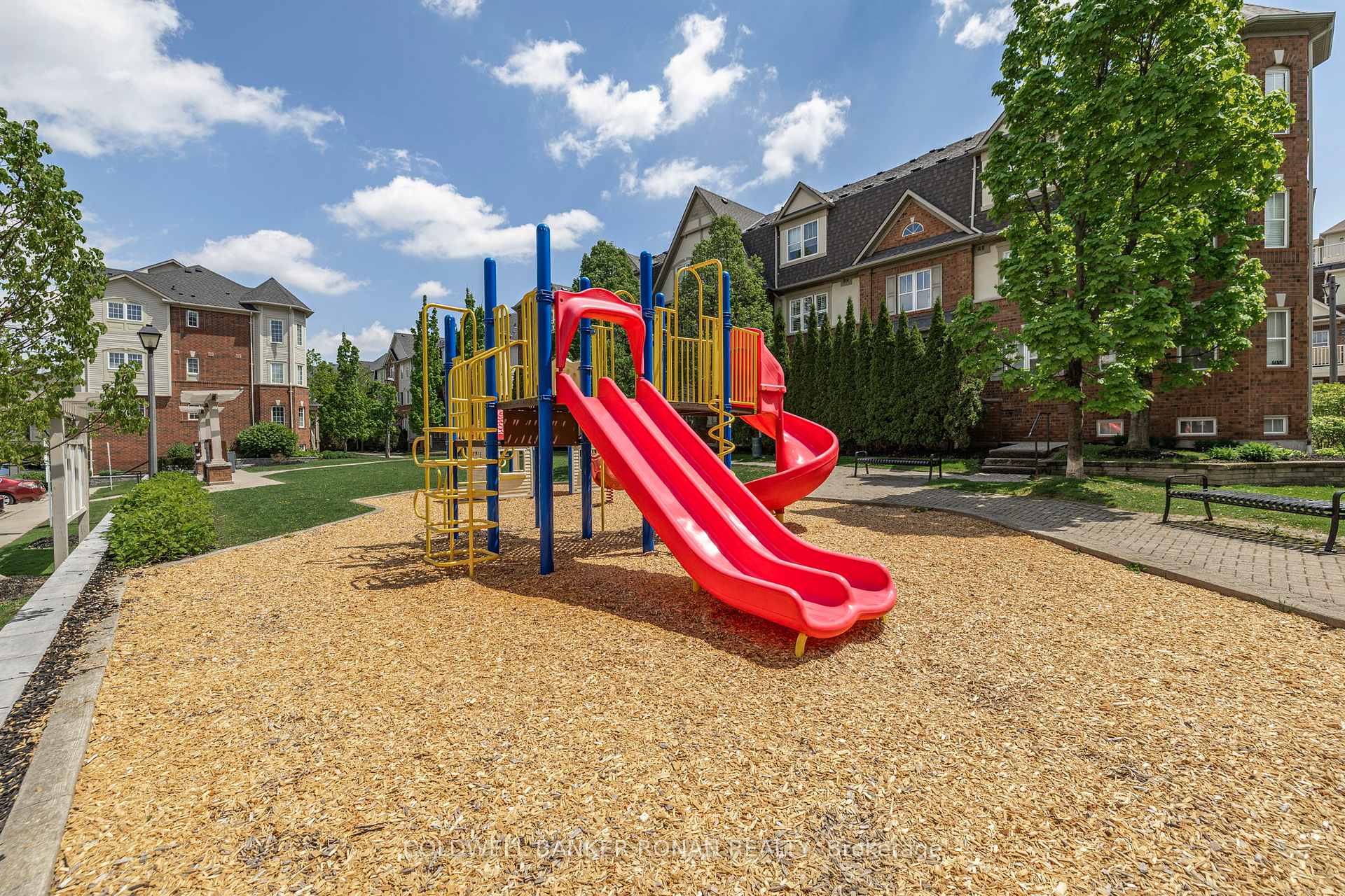 3 Bedrooms Condo at 600 Shoreline, Mississauga For sale