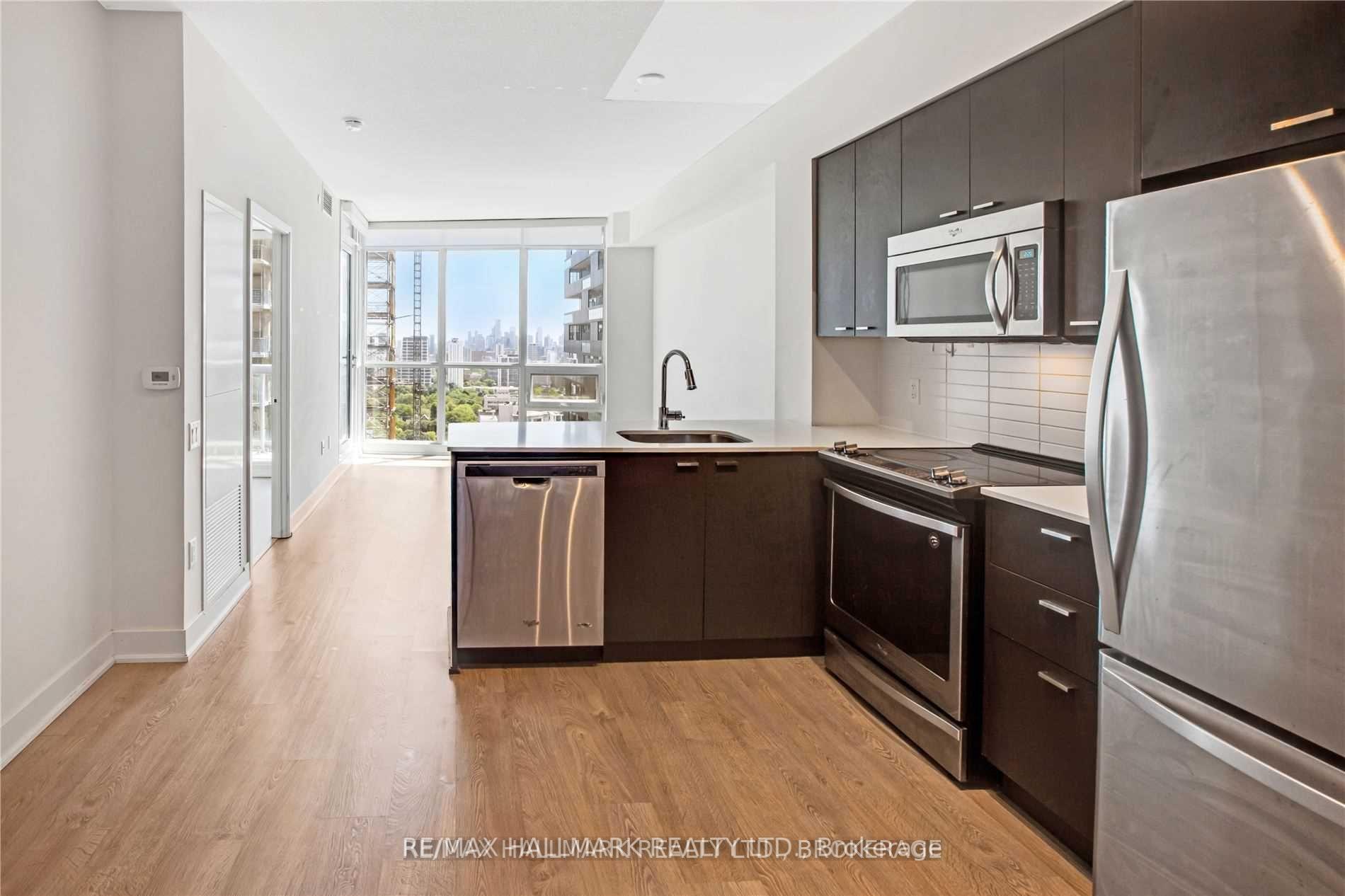 2 Bedrooms Condo at 30 Roehampton,  Toronto For sale