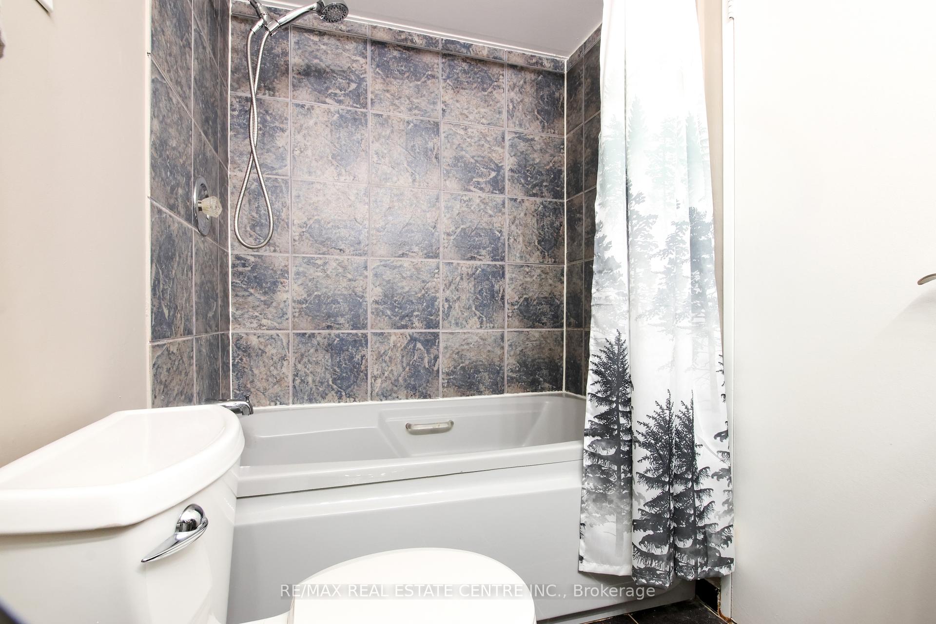 3 Bedrooms Condo at 2345 Confederation, Mississauga For sale