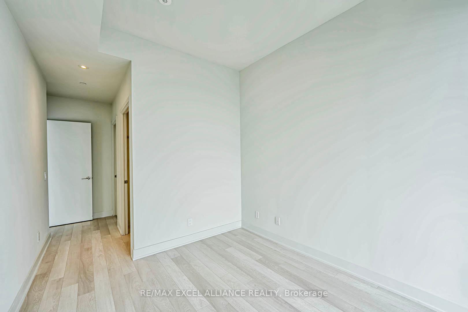 3 Bedrooms Condo at 8 Cumberland,  Toronto For sale